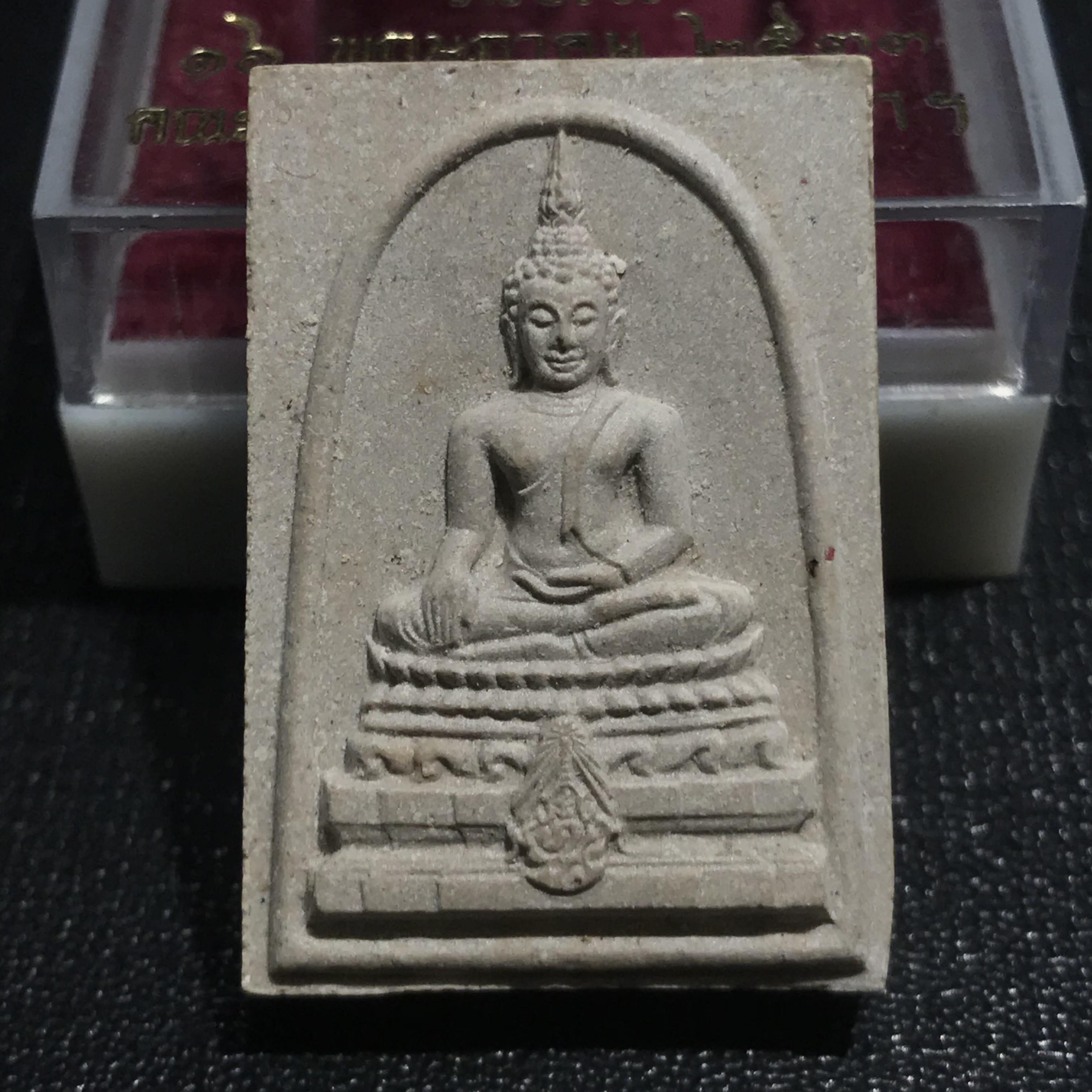 พระพุทธชินสีห์ ภปร ทันโตเสฏโฐ ปี 2533 พิมพ์ใหญ่ (วัตถุมงคลหนึ่งเดียวที่มีผงฟันในหลวงรัชกาลที่9 พระราชทานให้จัดสร้าง)