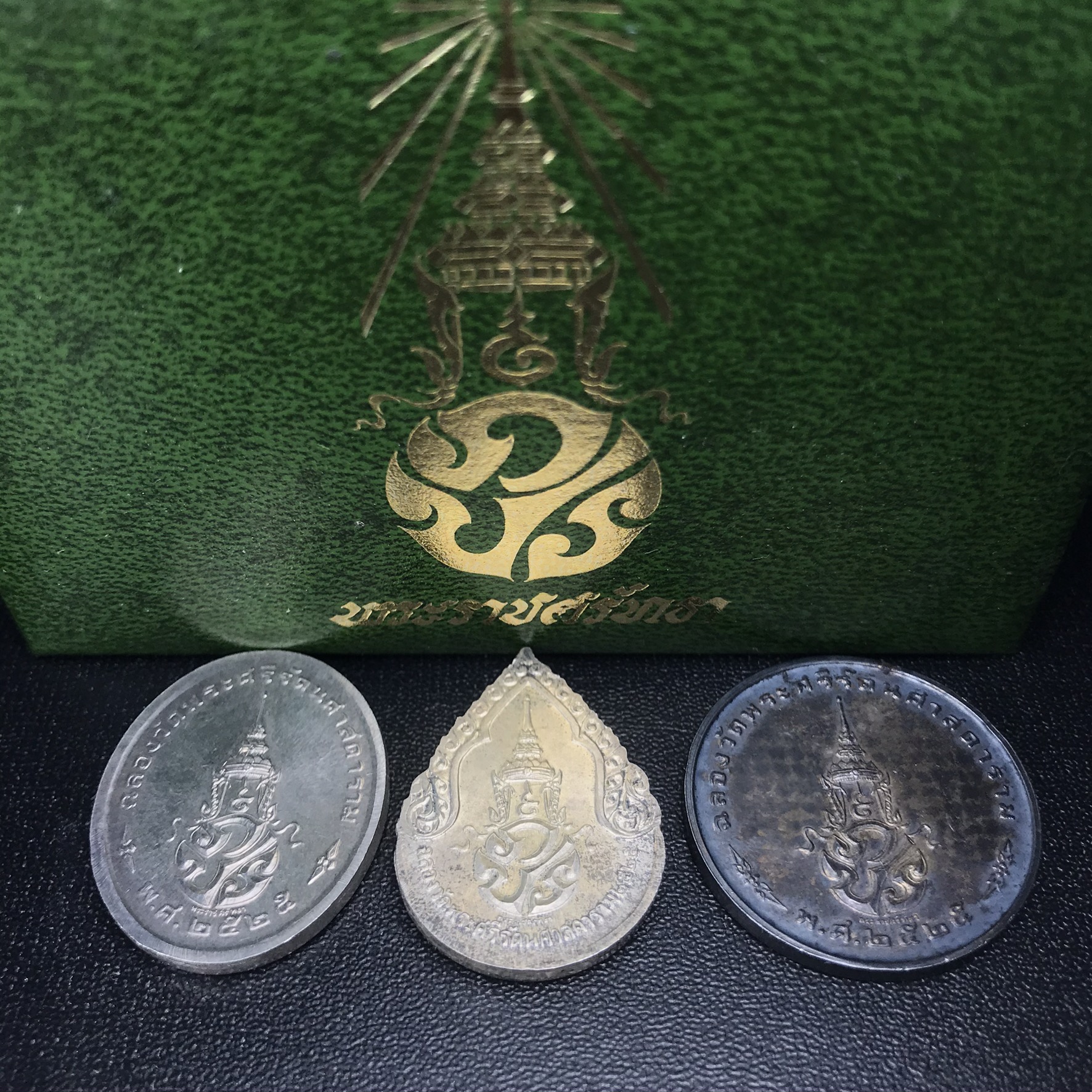 เหรียญพระแก้วมรกตหลัง ภปร ฉลองกรุงรัตนโกสินทร์ครบ 200 ปี พ.ศ.2525 เนื้อเงินกล่องบรรจุเดิมครบ3พิมพ์(บล็อกพระราชศรัธา)(ในหลวงรัชกาลที่9 เสด็จในพิธี)