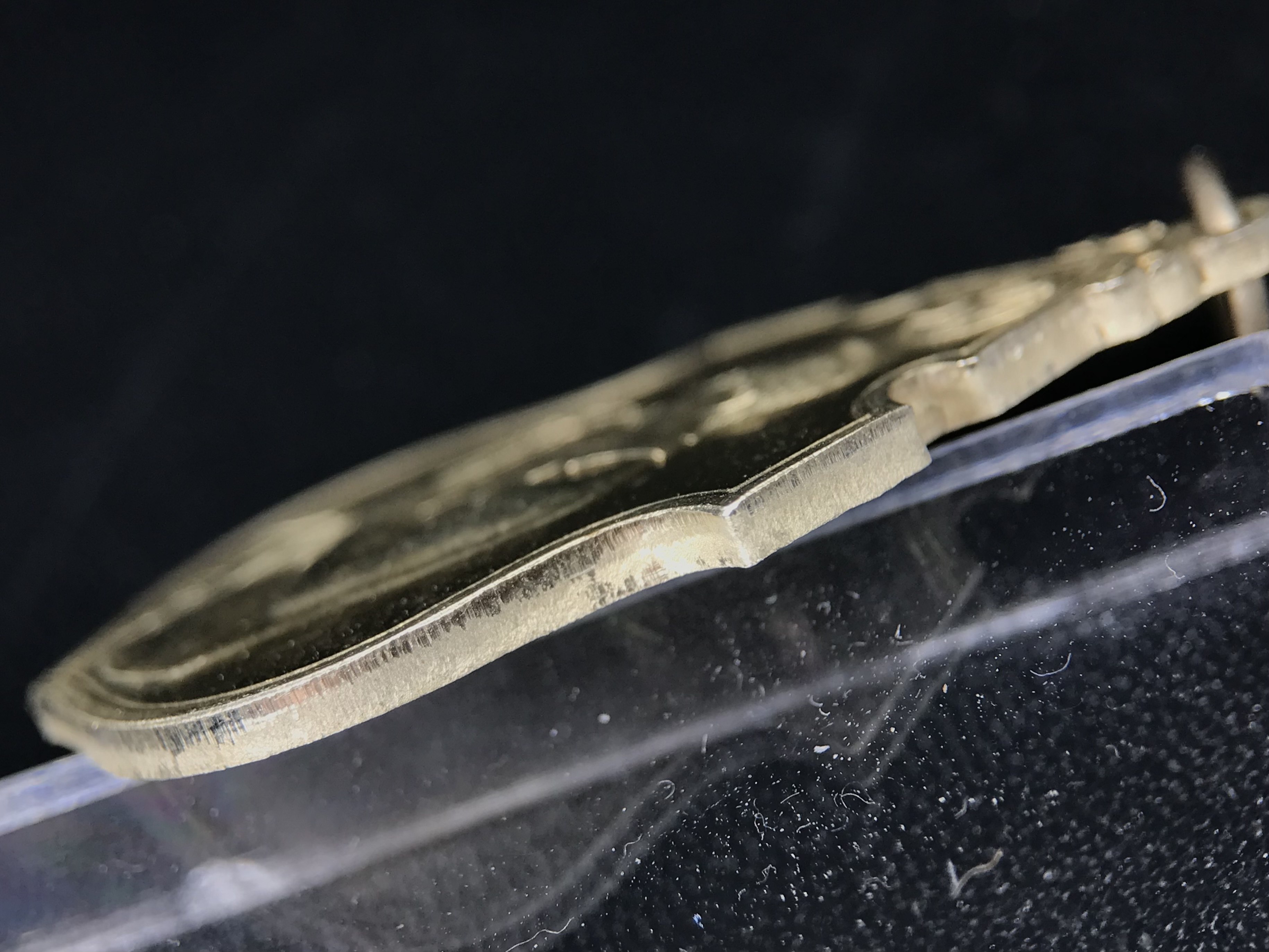 เหรียญครอบครูช่างหลวง(ในหลวงทรงดนตรี) เนื้ออัลปาก้า ปี 2550(หายาก)สุดยอดแห่งความหายากมีหมุนเวียนให้เห็นน้อยมากเป็นอีกหนึ่งรุ่นยอดนิยมของเสด็จพ่อร.9เหรียญนี้สวยมากผิวน้ำทองทั่วทั้งเหรียญ