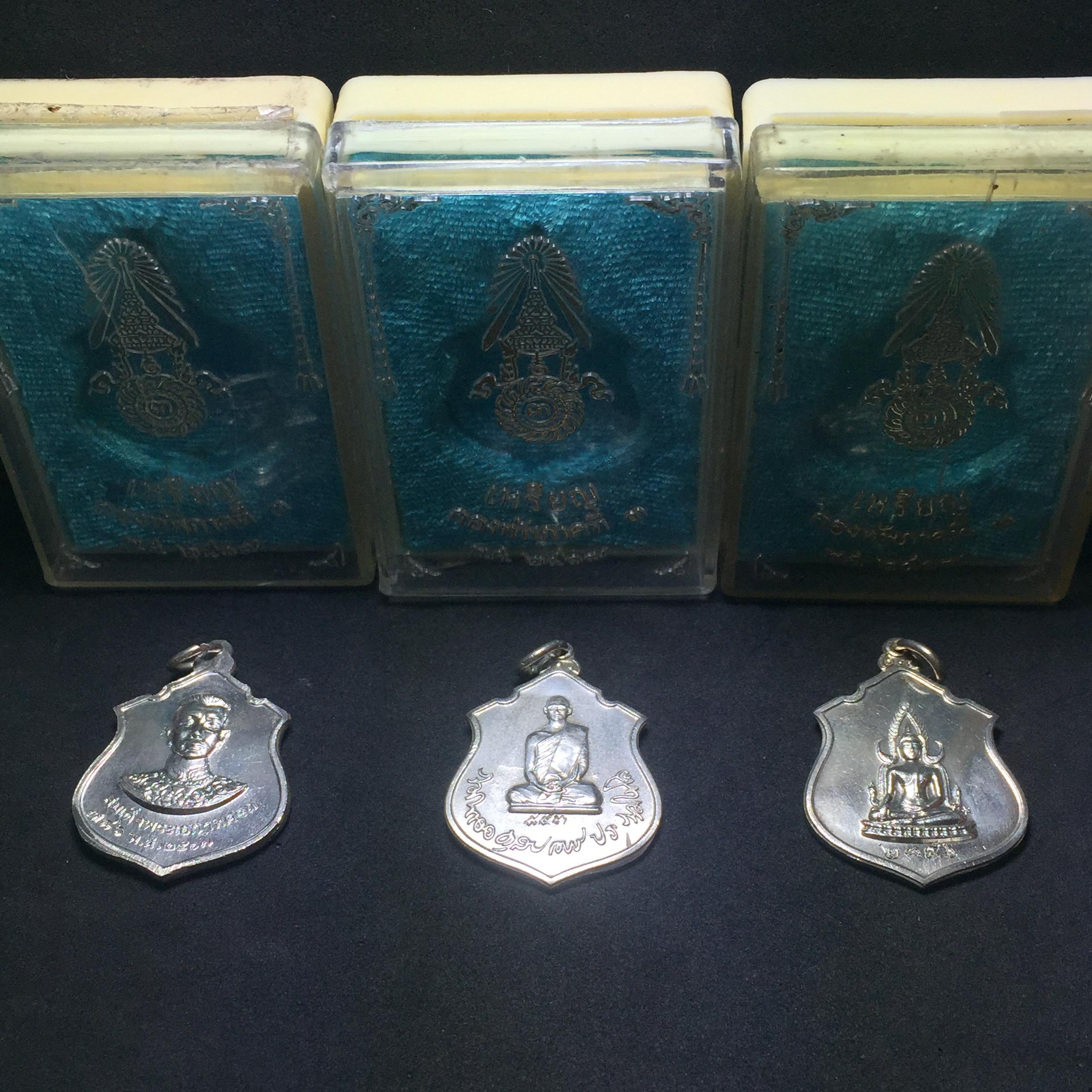 เหรียญ กองทัพภาคที่3จัดสร้าง ปี2517 เนื้อเงินครบ3พิมพ์(หายาก)(ในหลวง ร.9 เสด็จในพิธี)