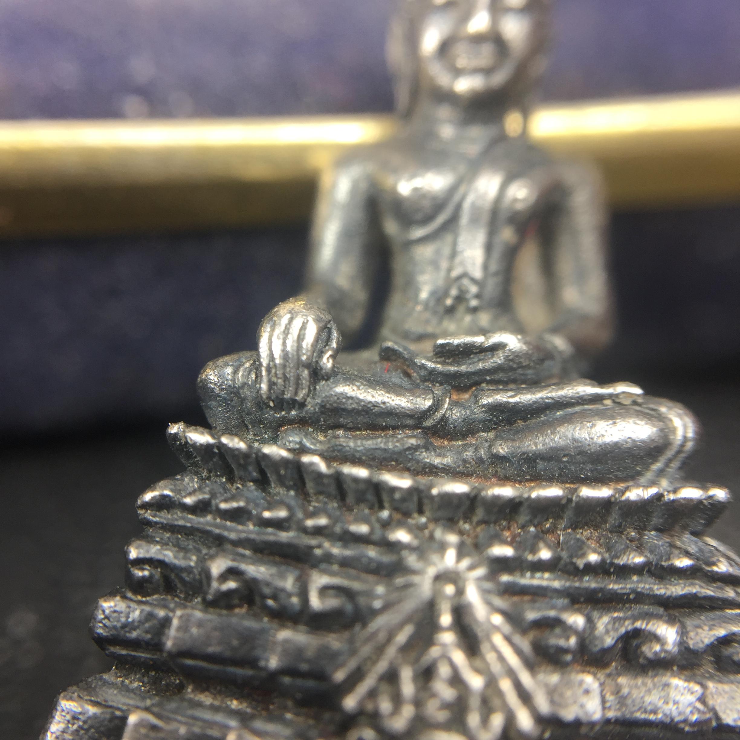 พระกริ่งพระพุทธชินสีห์ ภปร ทันโตเสฏโฐ ปี 2533 เนื้อเงิน (วัตถุมงคลหนึ่งเดียวที่บรรจุพระทนต์(ฟัน)ในหลวงรัชกาลที่9 พระราชทานให้จัดสร้าง)(1ใน1999องค์)