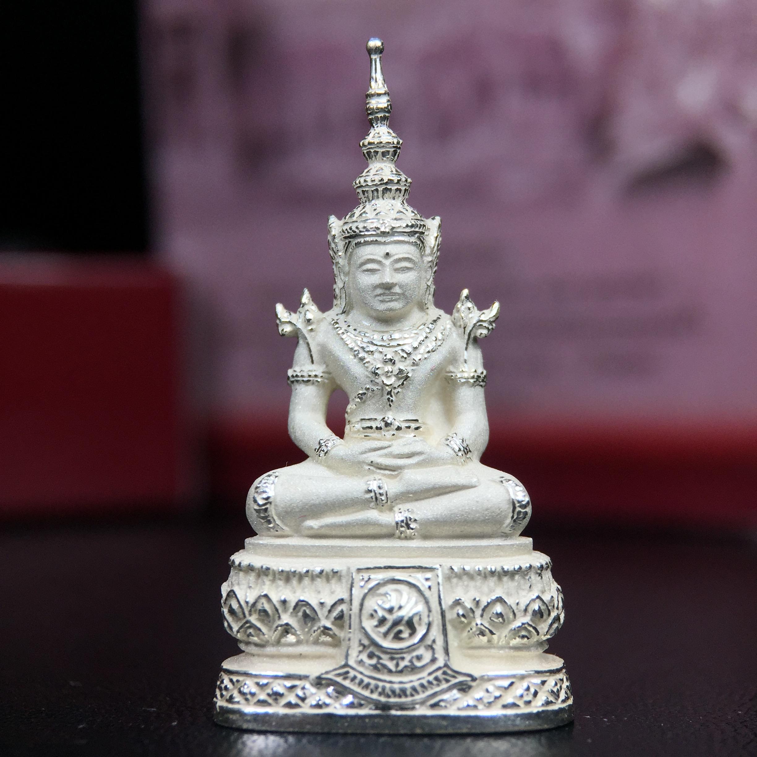 พระแก้วมรกต ภปร.(รุ่นแรก) ปี2545 จัดสร้างในมหาวโรกาส พระบาทสมเด็จพระเจ้าอยู่หัวรัชกาลที่ 9 ครบรอบ 75 พรรษา และฉลองกรุงรัตนโกสินทร์ครบ 220 ปี พิมพ์ลอยองค์ใหญ่ เนื้อเงินบริสุทธิ์ 92.5% ขนาด 19*35 มม. พร้อมกล่องบรรจุเดิม สวยครบสมบูรณ์(องค์หมายเลข 1063)