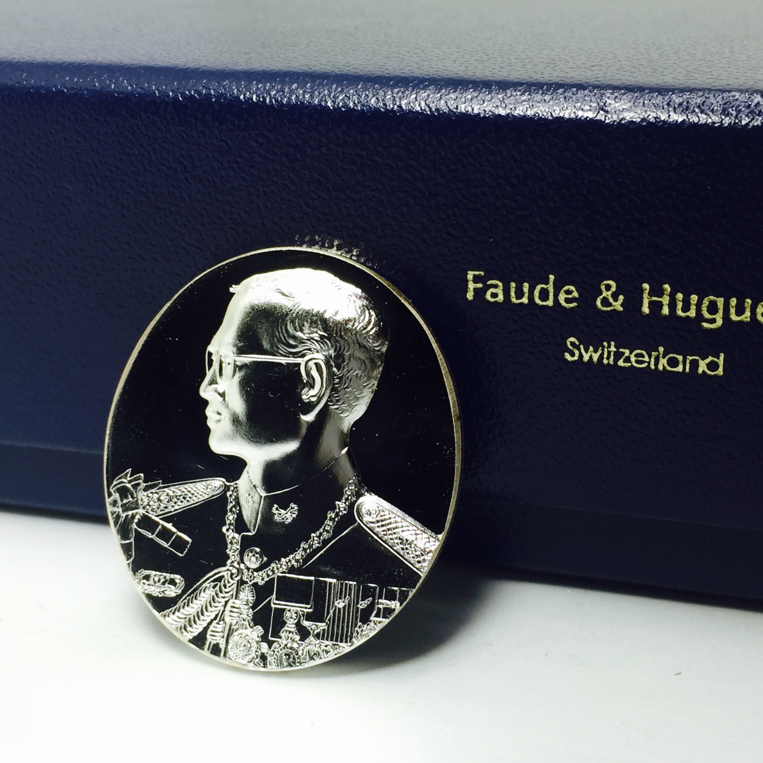 เหรียญที่ระลึกสร้างพระมหาธาตุเจดีย์ภักดีประกาศ เนื้อเงินและทองแดงนอกสภาพสวยมาก พร้อมกล่องเดิมๆ