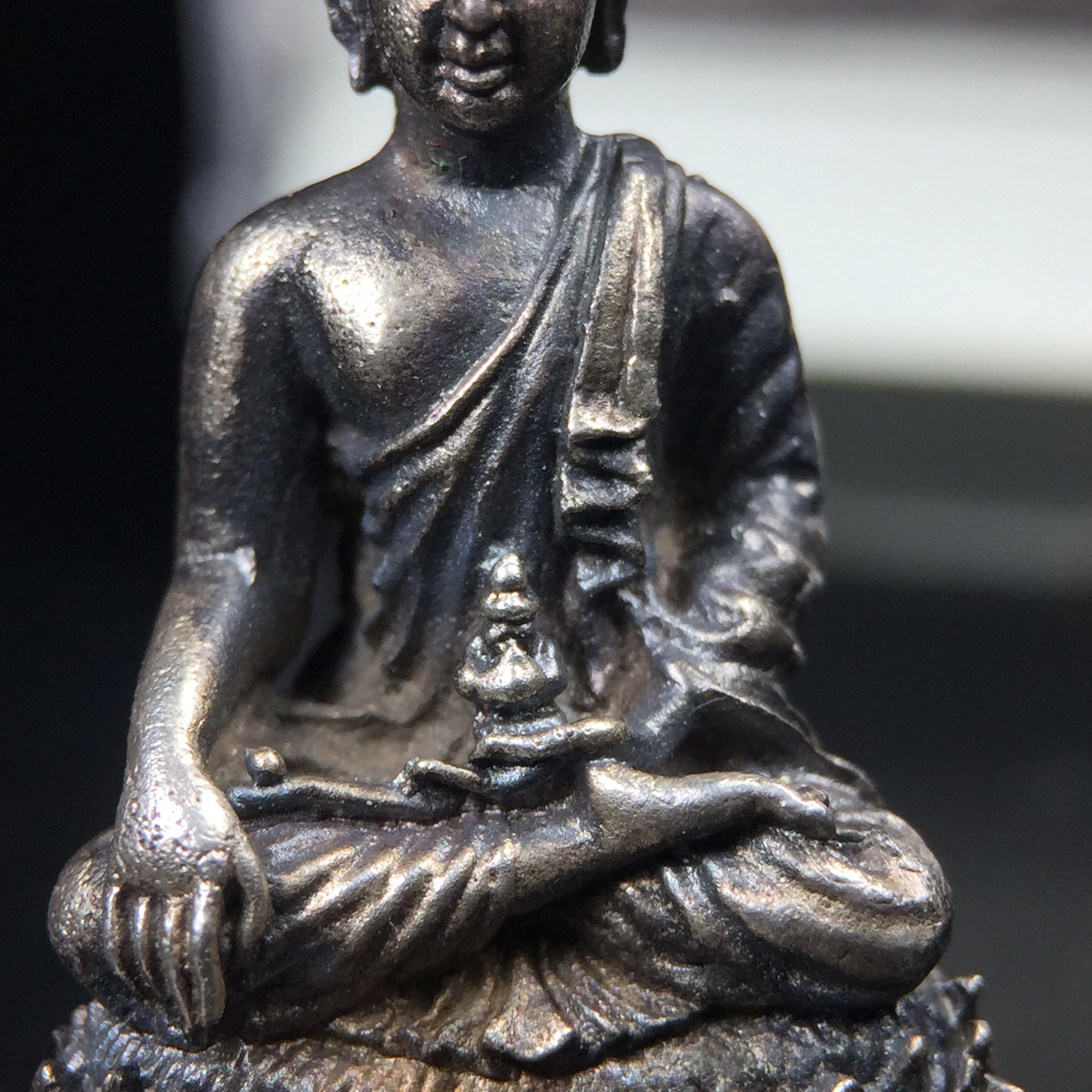 พระกริ่งพรหมรังสี อนุสรณ์ 190 ปี สมเด็จพระพุฒาจารย์ โต วัดอินทรวิหาร ปี2521 เนื้อเงิน(ผิวเดิมเข้มขลัง)พิธีมหาพุทธาภิเษกครั้งยิ่งใหญ่ พิธีสรรพสิทธิชัยไพรีพินาศมหามังคลาภิเษก หมายถึงฤกษ์การปลุกเสกที่เน้นด้านโชคลาภ มีชัยชนะต่อศัตรูการค้า การงาน(รุ่นนี้แนะนำ)