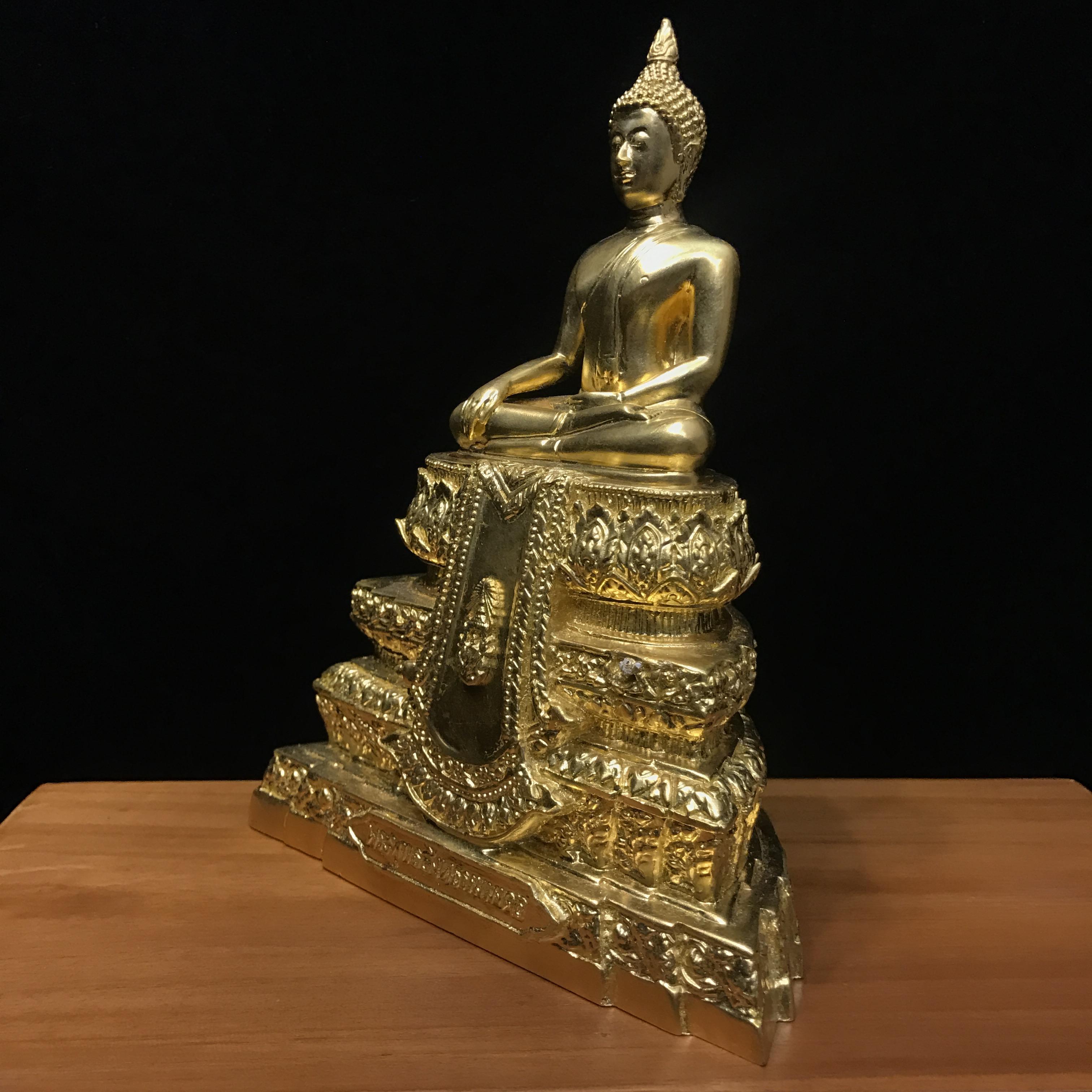 พระพุทธสิงหธรรมมงคล ภปร. รุ่นแรก พุทธสมาคมฯ จัดสร้าง ปี2547 เนื้อโลหะผสมปิดทอง หน้าตัก ๓ นิ้ว