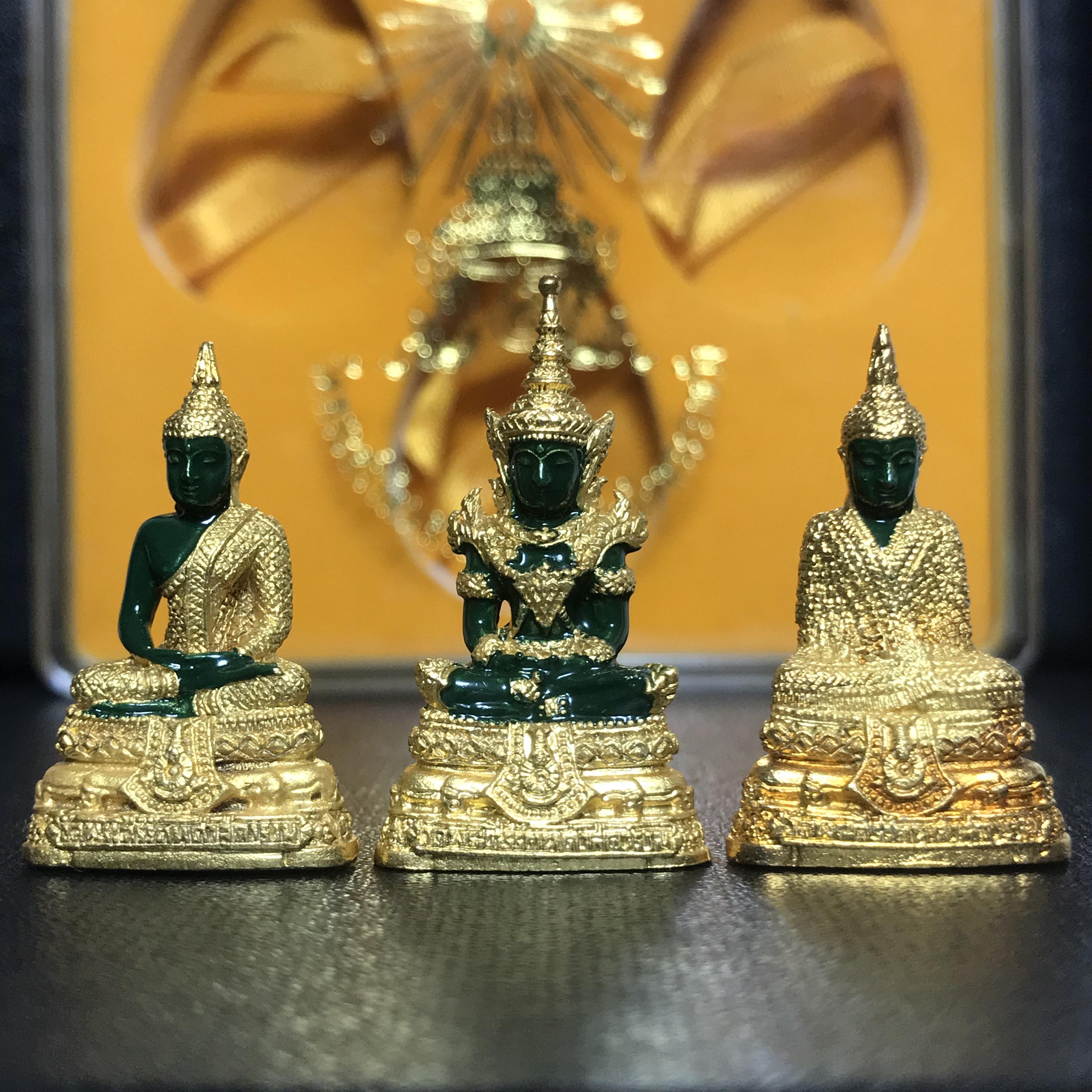 พระพุทธมหามณีรัตนปฏิมากร(พระแก้วมรกต) วัดพระศรีรัตนศาสดาราม สำนักพระราชวัง จัดสร้าง ชุด3 ฤดู ร้อน ฝน หนาว(บรรจุมวลสารใต้ฐาน)