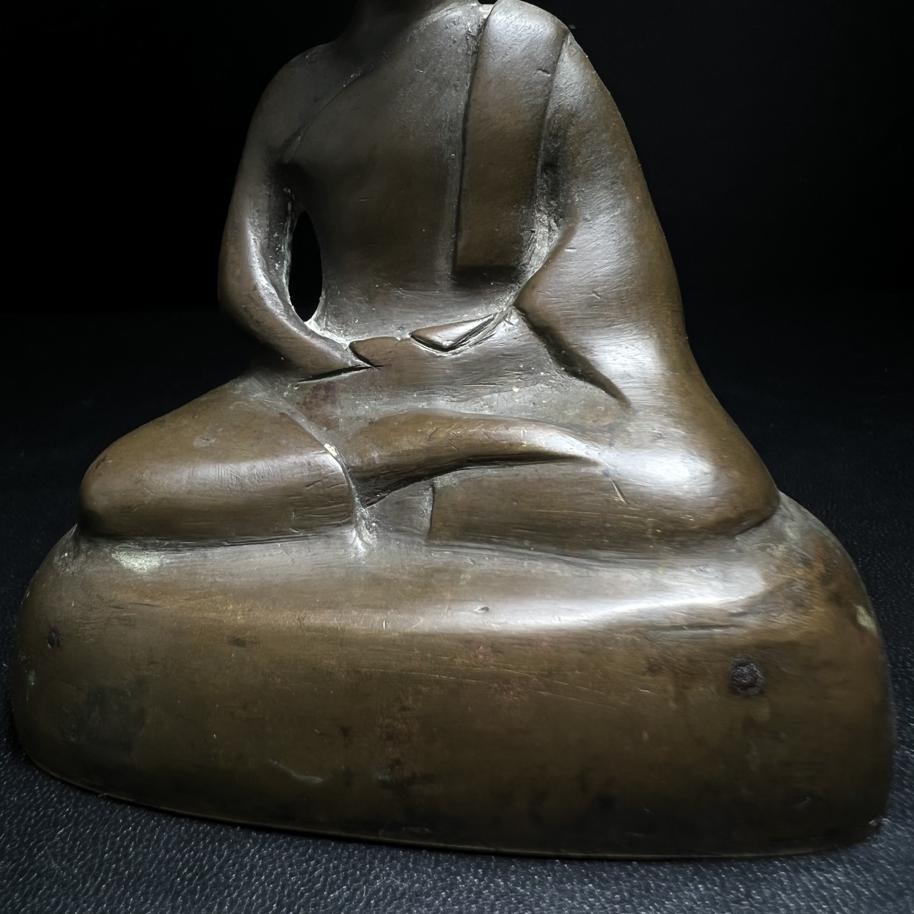 พระพุทธรูปฝีพระหัตถ์สมเด็จย่า ขนาดบูชาหน้าตัก 2 นิ้ว จัดสร้างขึ้นเนื่องในวาระครบ 6 รอบ เมื่อวันที่21 ตุลาคม พ.ศ.2515 (ในหลวงรัชกาลที่ 9 เสด็จพระราชดำเนินทรงเททอง)พิธีปลุกเสกยิ่งใหญ่ เกจิ 108 รูป ร่วมปลุกเสก หายากพบเจอน้อยมาก