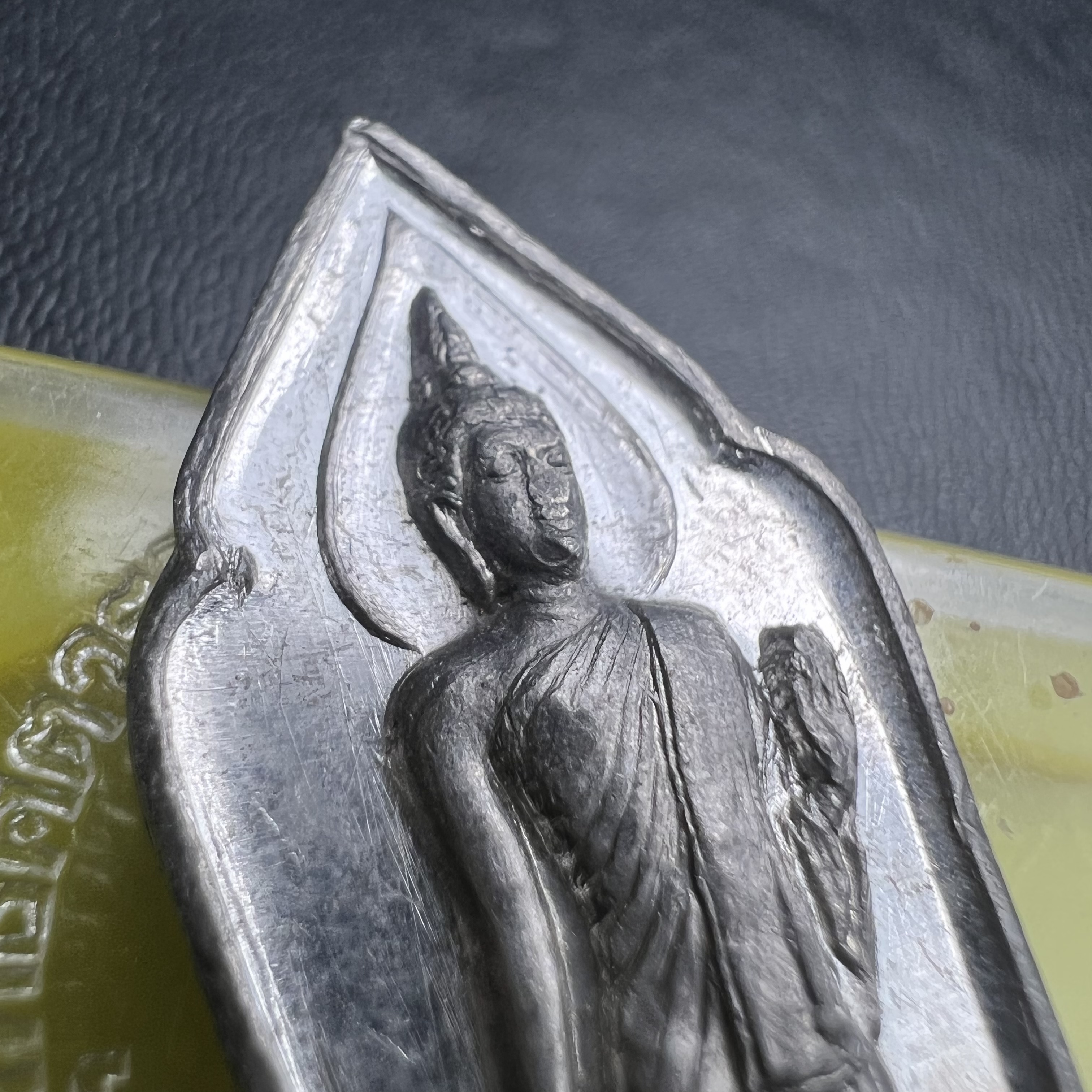 เหรียญพระลีลา 25 พุทธศตวรรษ ปี2500 เนื้อชินดีบุก(พิมพ์หางหงส์ บล็อกมีเขี้ยว)(พระดี พิธีใหญ่ ในหลวง ร.9 เสด็จร่วมพิธี)