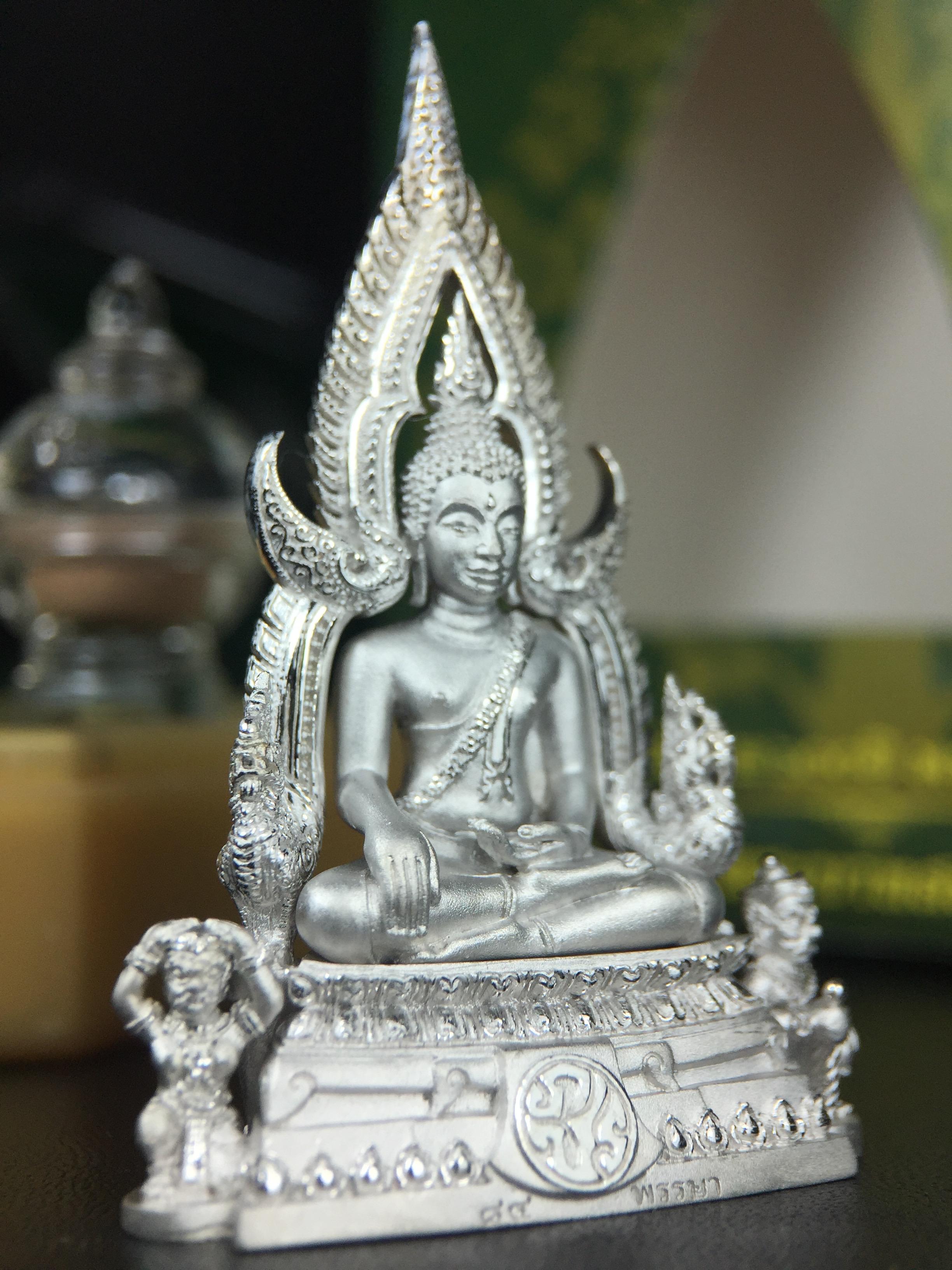 พระพุทธชินราช(จำลอง) ภปร. 84 พรรษา เนื้อเงินชุบทองคำขาว พิมพ์ใหญ่ขนาดหน้าตัก 3/4 นิ้ว(พระราชทานมวลสาร จิตรลดาและเส้นพระเจ้า(เส้นผม))รัชกาลที่9)พุทธศิลป์ทรงคุณค่าอีกหนึ่งรุ่นยอดนิยม(1ใน 3000 องค์)