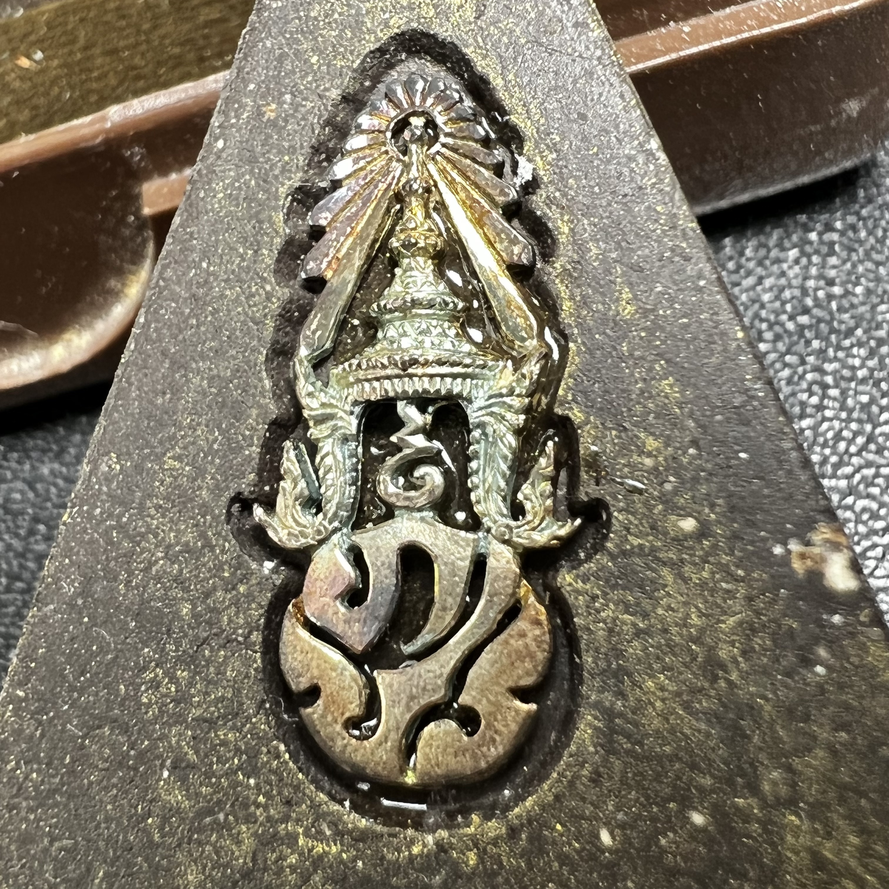 พระพุทธชินราช ภปร. โครงการ "เพราะแผ่นดินนี้ คือ แผ่นดินเกิด" ปี2548(รุ่นแรก) พระผงหลัง ภ.ป.ร. เงิน (พระราชทานเส้นพระเจ้า (เส้นผม)และมวลสารจิตรลดา)