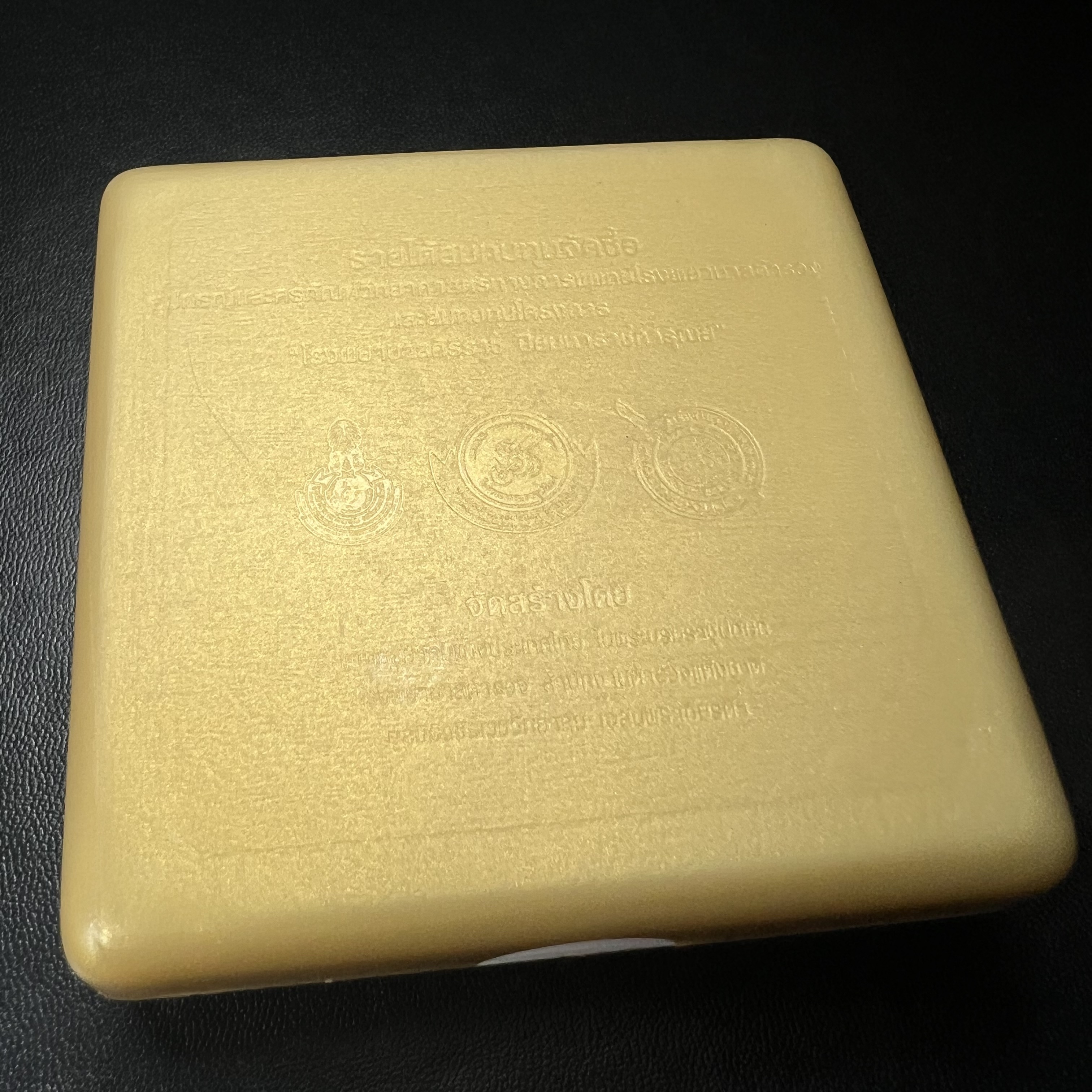 พระพุทธชินราช(จำลอง) ภปร. 84 พรรษา เนื้อเงินชุบทองคำขาว พิมพ์เล็กขนาดหน้าตัก 1/4 นิ้ว (สภาพผิวเดิมสวย ขึ้นสีรุ้งธรรมชาติ แบบนิยม)(พระราชทานมวลสาร จิตรลดาและเส้นพระเจ้า(เส้นผม))พุทธศิลป์ทรงคุณค่าอีกหนึ่งรุ่นยอดนิยม