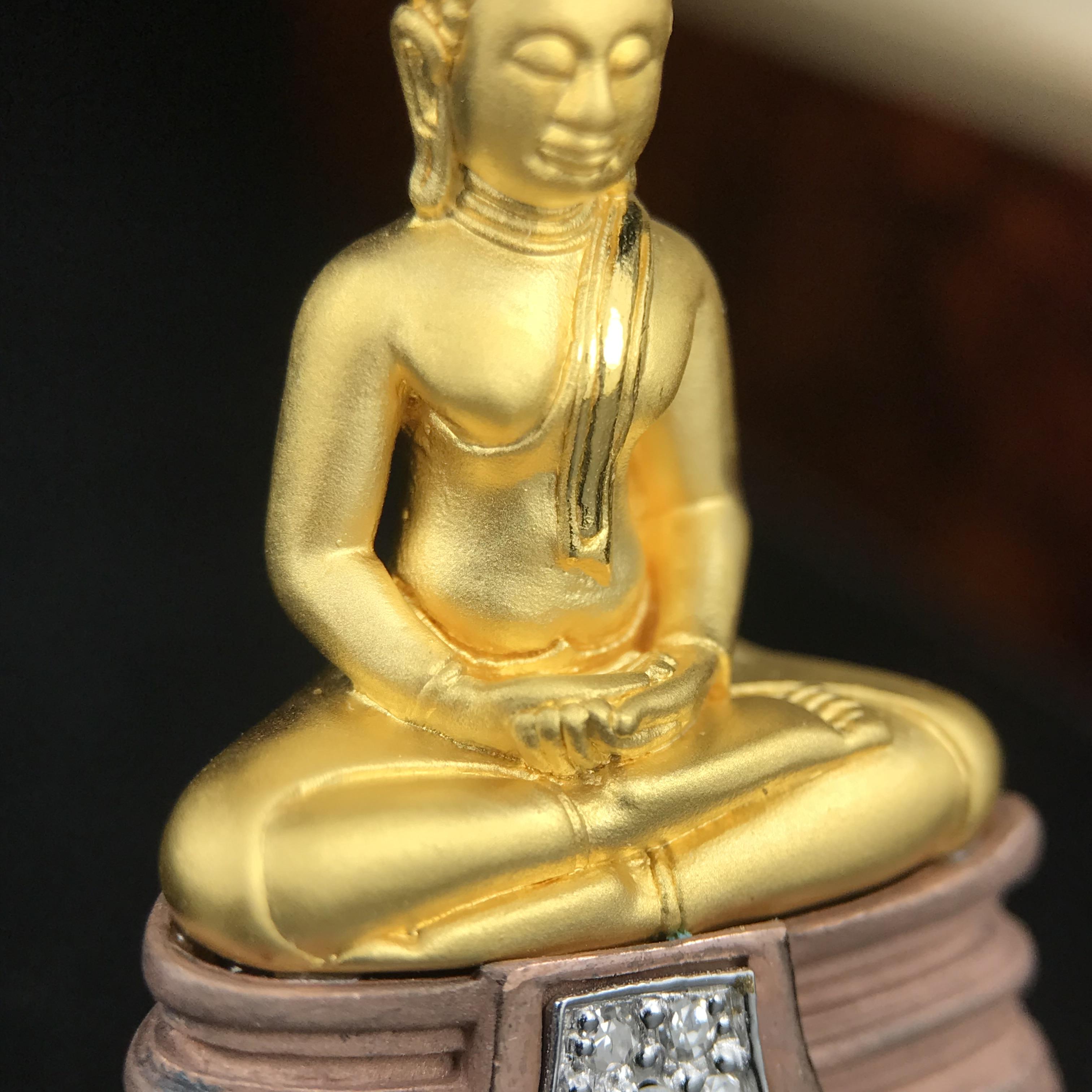 พระพุทธโสธร รุ่นสร้างอุโบสถหลังใหม่ พิธีพุทธาภิเษก ณ อุโบสถวัดโสธรวรารามวรวิหาร 18 พฤศจิกายน พ.ศ.2542 เนื้อสามกษัตริย์ องค์พระทองคำแท้ ฐานนาก ผ้าทิพย์ประดับเพชรแท้ หนักรวม 6.82g ขนาด 2.5x3.5 ซม.(องค์หมายเลข ๒๔๘)(พุธศิลป์สุดงดงาม อีกหนึ่งรุ่นยอดนิยม)หายาก