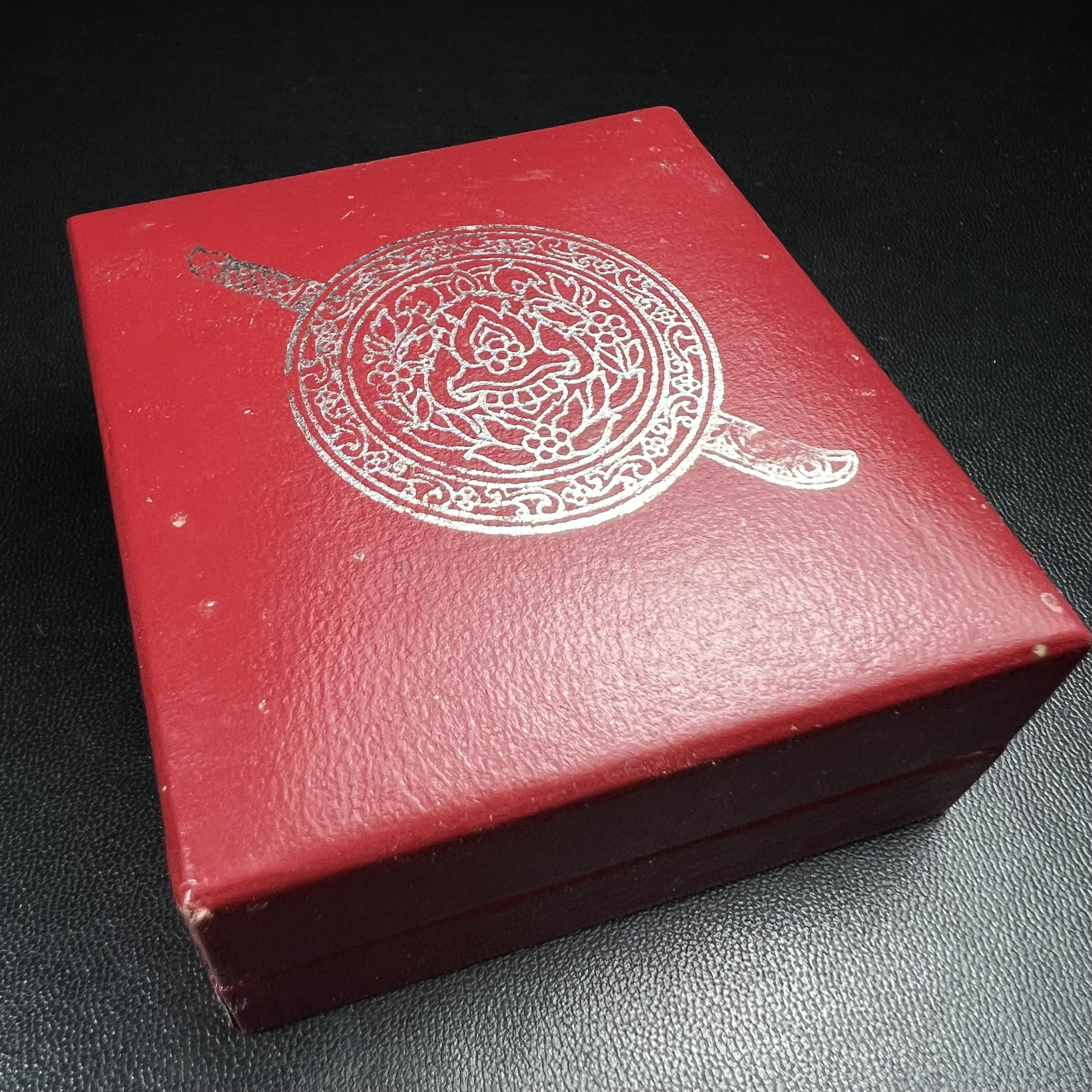 พระพุทธโสธร รุ่นประวติศาสตร์ 80 ปี กรมตำรวจ ปี 2538 เนื้อเงินประกายเพชร(เงินพ่นทราย)พิมพ์ใหญ่ 3.2 ซม. พร้อมกล่องบรรจุเดิม(พระดีพิธีใหญ่ รุ่นยอดนิยม)