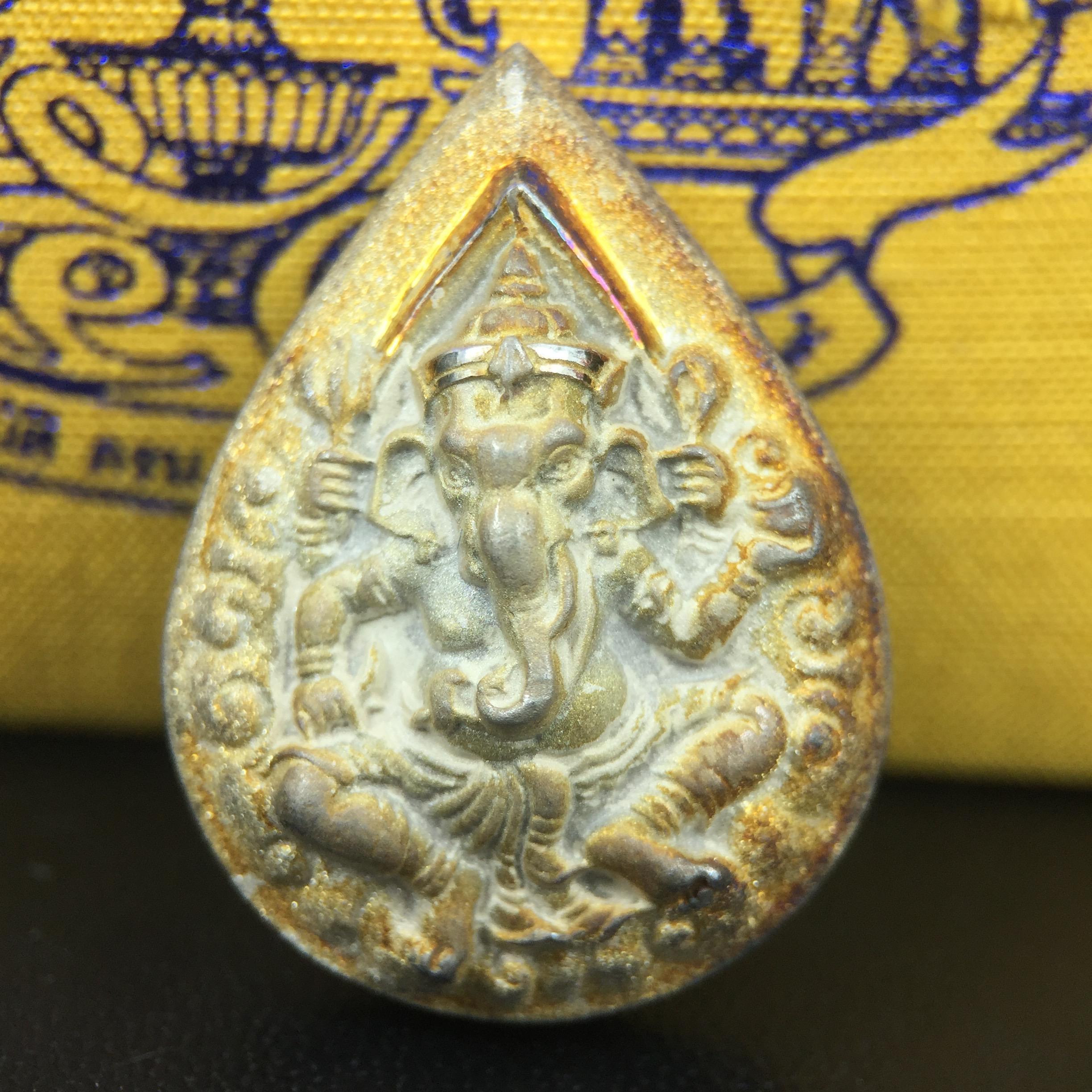 เหรียญพระพิฆเนศวร ญสส. ชุดกาญจนาภิเษกครองราชย์ 50 ปี พุทธศักราช 2538 พิมพ์ใหญ่(2.9 ซม.) เนื้อเงินผิวเดิมขึ้นสีรุ้งงดงามธรรมชาติสร้างสรรค์ สภาพสวยเดิมพร้อมกล่องบรรจุเดิม ตอกโค๊ดหมายเลขกำกับ(1ใน 5539องค์)