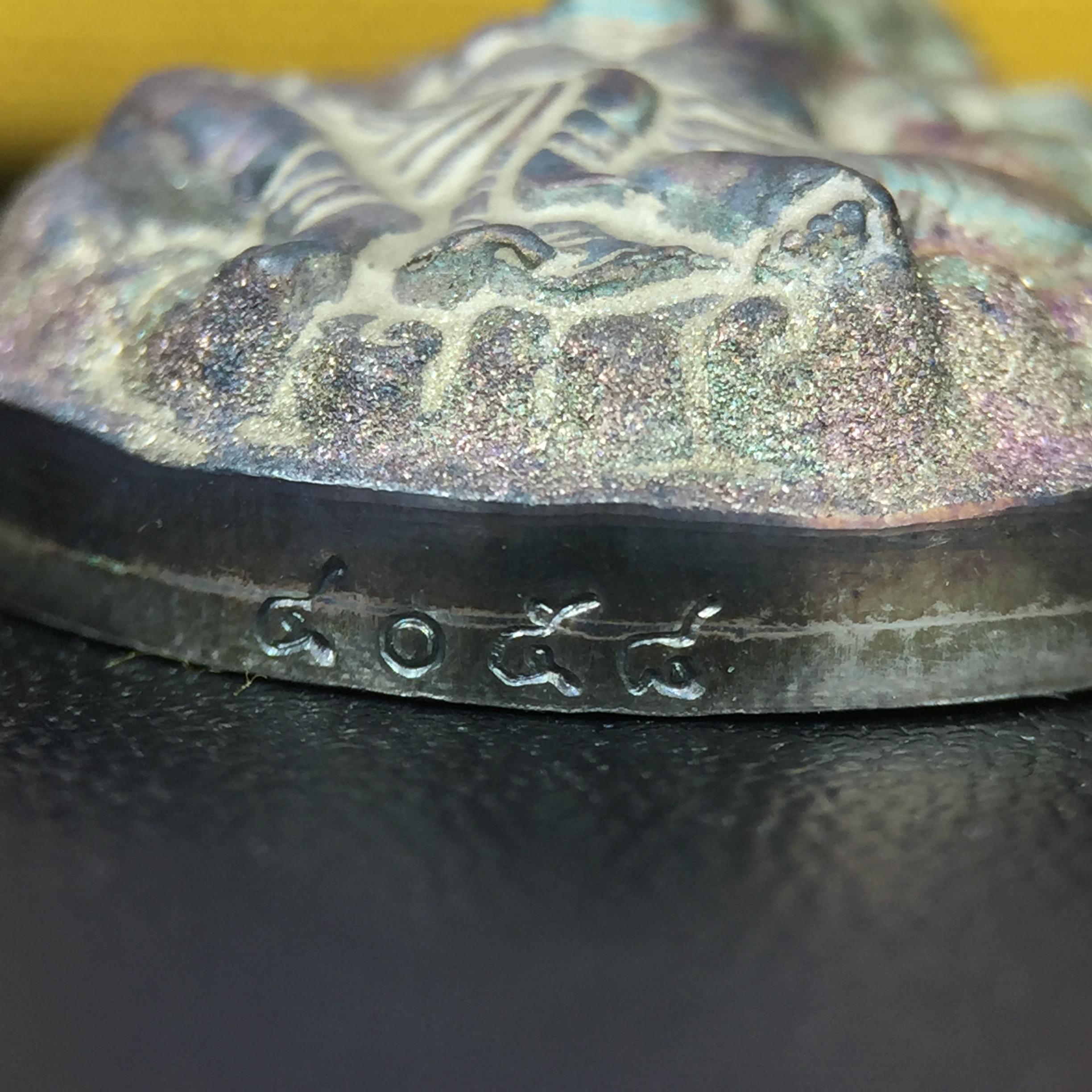 เหรียญพระพิฆเนศวร ญสส. ชุดกาญจนาภิเษกครองราชย์ 50 ปี พุทธศักราช 2538 พิมพ์ใหญ่(2.9 ซม.) เนื้อเงินผิวเดิมกลับดำขึ้นสีรุ้งเข้มขลังงดงามธรรมชาติสร้างสรรค์ สภาพสวยเดิมพร้อมกล่องบรรจุเดิม ตอกโค๊ดหมายเลขกำกับ(1ใน 5539องค์)