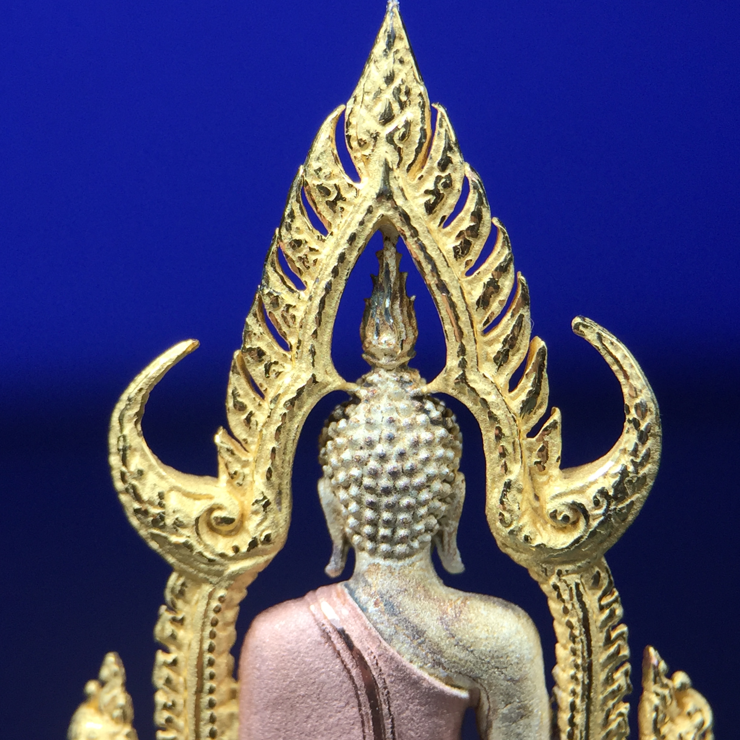 พระพุทธชินราช ภปร. ในวโรกาสพระราชพิธีมหามงคล เฉลิมพระชนมายุ6รอบ 5ธันวาคม2542 มูลนิธิพิทักษ์ดวงตาประชาชน จัดสร้าง เนื้อเงินบริสุทธิ์ 99.9% แบบสามกษัตริย์ขัดเงาบางส่วน พิมพ์ใหญ่ ขนาดสูง 3.4 ซม. พร้อมกล่องบรรจุเดิม