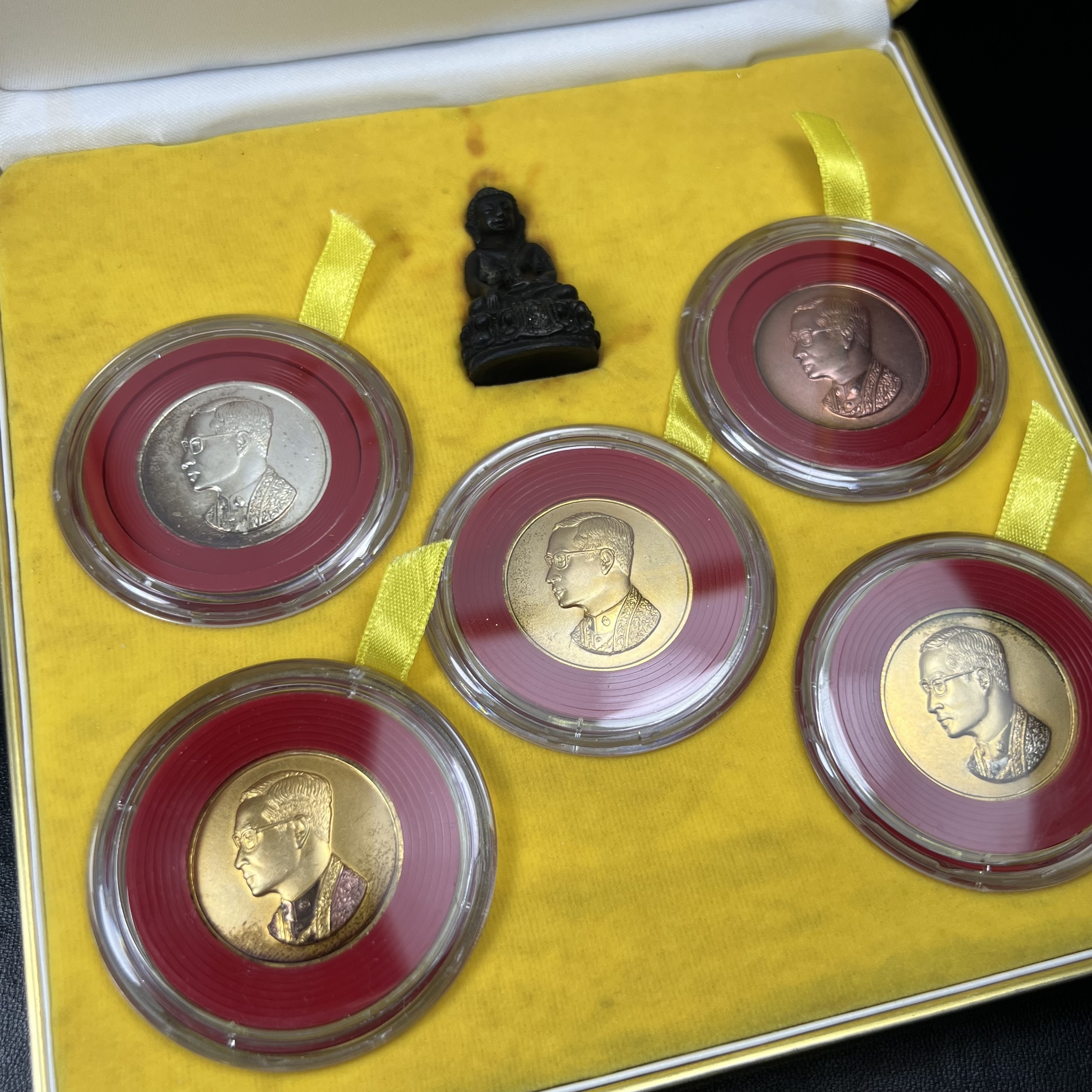 วัตถุมงคลคุ้มเกล้าฯ มหามงคลเฉลิมพระชนมพรรษา 6 รอบ รัชกาลที่ 9 ชุดพิเศษกรรมการ(สุดหายาก) (ในหลวงรัชกาลที่9 ทรงจุดไฟพระฤกษ์และเททอง พิธีใหญ่)ยอดนิยมหายาก