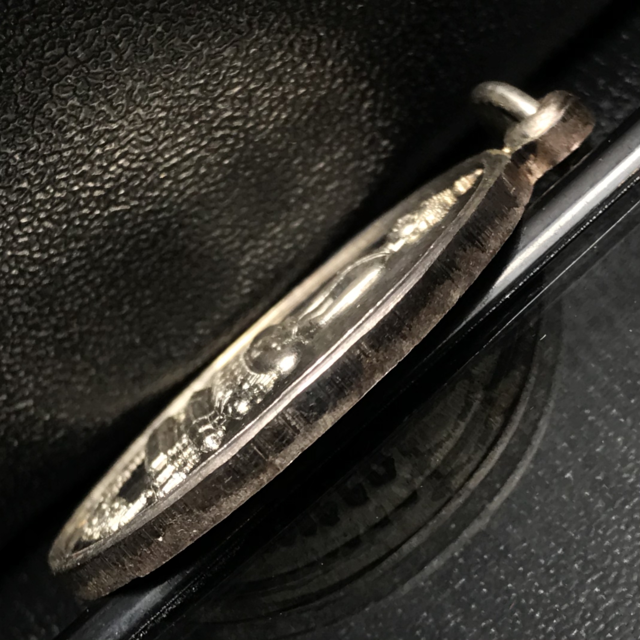 เหรียญพระพุทธสิหิงค์ ภปร. รุ่นมหาลัยธรรมศาสตร์ 60ปี พ.ศ.2537 พิมพ์เล็ก เนื้อเงินผิวเดิม(ในหลวงรัชกาลที่9เสด็จในพิธี)(หลวงตามหาบัวร่วมปลุกเสก)