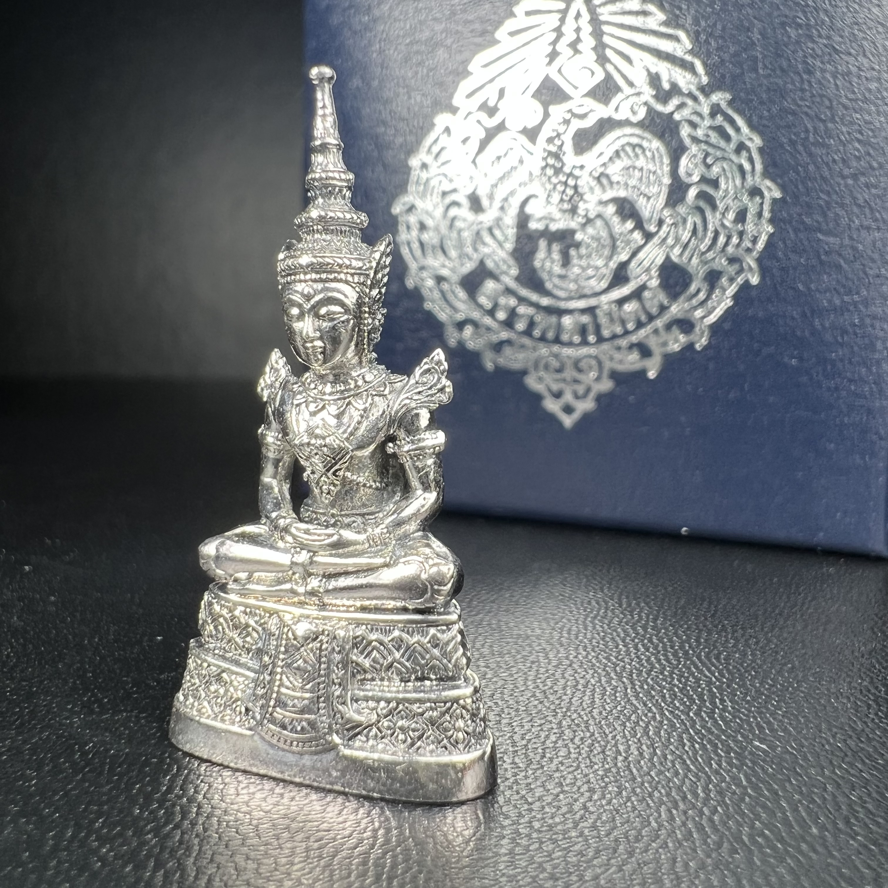 พระแก้วมรกต กรมสรรพสามิตจัดสร้างขึ้นเนื่องในโอกาสครบรอบ 64 ปีของกรมสรรพสามิต และเนื่องในวโรกาสที่พระบาทสมเด็จพระเจ้าอยู่หัวทรงครองราชย์ครบ 50 ปีในปีกาญจนาภิเษก เมื่อ พ.ศ.2539 เนื้อเงินรมดำขัดเงาพร้อมกล่องบรรจุเดิม