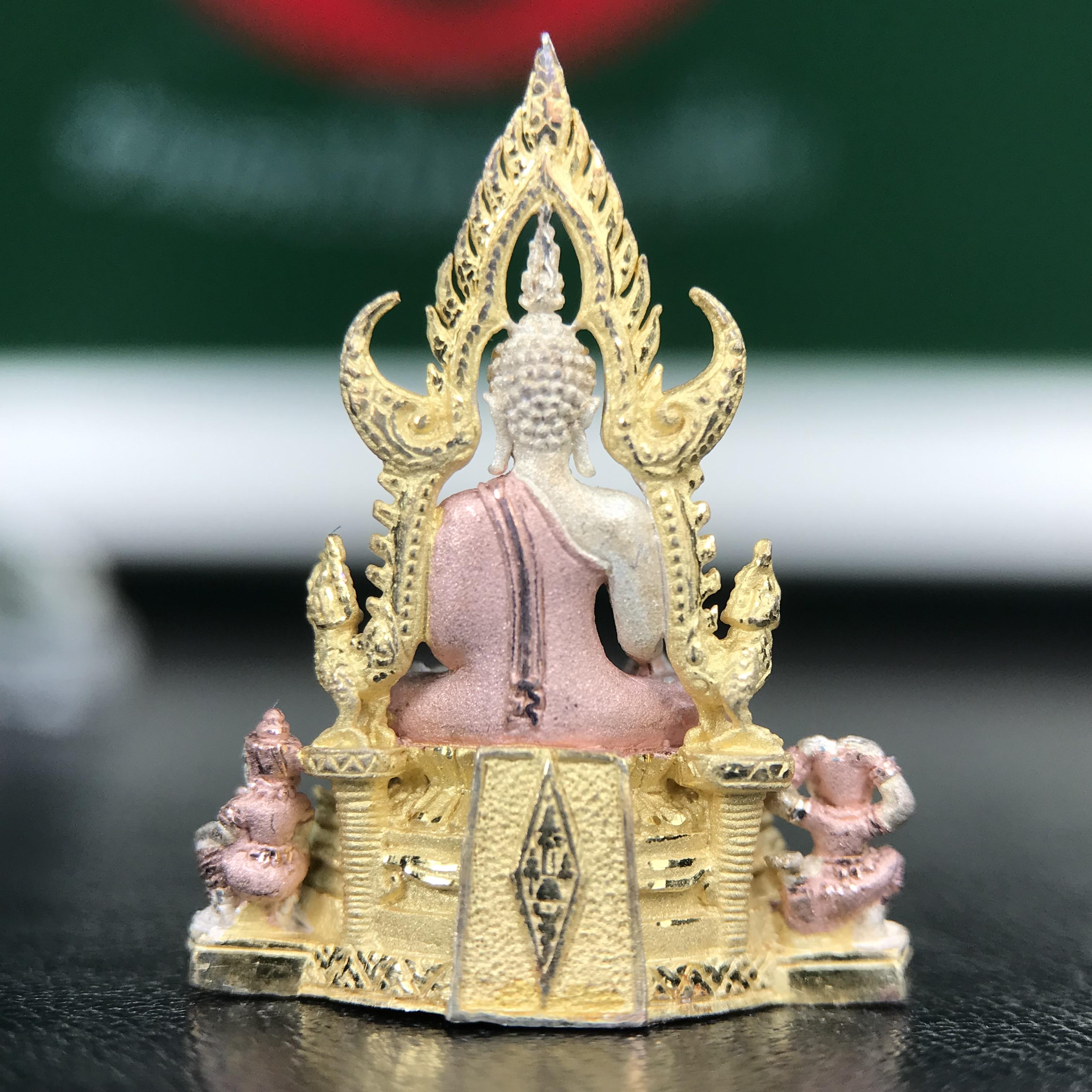 พระพุทธชินราช ภปร. ในวโรกาสพระราชพิธีมหามงคล เฉลิมพระชนมายุ6รอบ 5ธันวาคม2542 มูลนิธิพิทักษ์ดวงตาประชาชน จัดสร้าง เนื้อเงินบริสุทธิ์ 99.9% แบบสามกษัตริย์ขัดเงาบางส่วน พิมพ์กลาง ขนาดสูง 2.4 ซม. พร้อมกล่องบรรจุเดิม