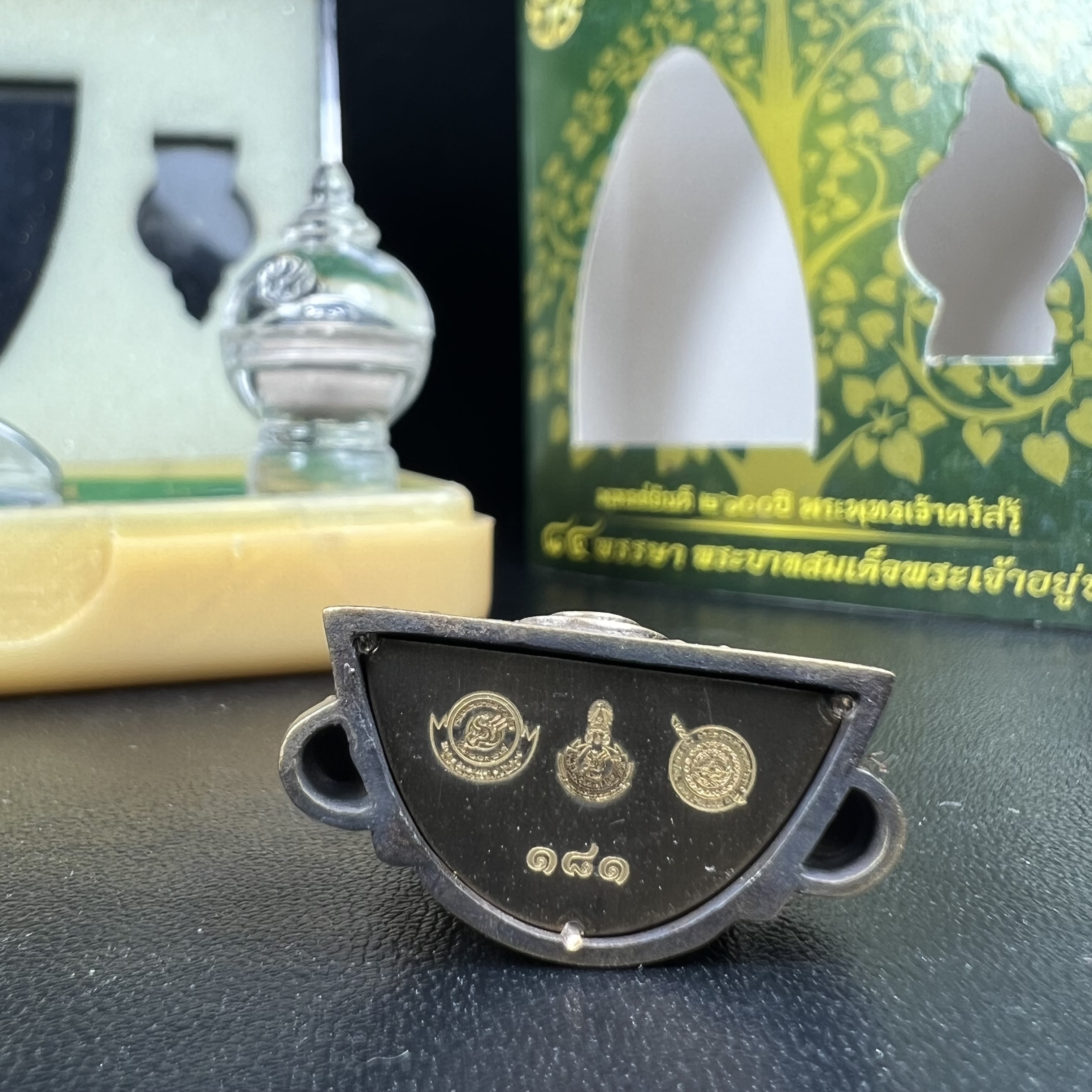 พระพุทธชินราช(จำลอง) ภปร. 84 พรรษา ปี 2554 เนื้อบรอนซ์รมดำซาติน พิมพ์กลางขนาดหน้าตัก 1/2 นิ้ว(พระราชทานมวลสาร จิตรลดาและเส้นพระเจ้า(เส้นผม)รัชกาลที่9)พุทธศิลป์ทรงคุณค่าอีกหนึ่งรุ่นยอดนิยม(หมายเลขสวย ๑๘๑))