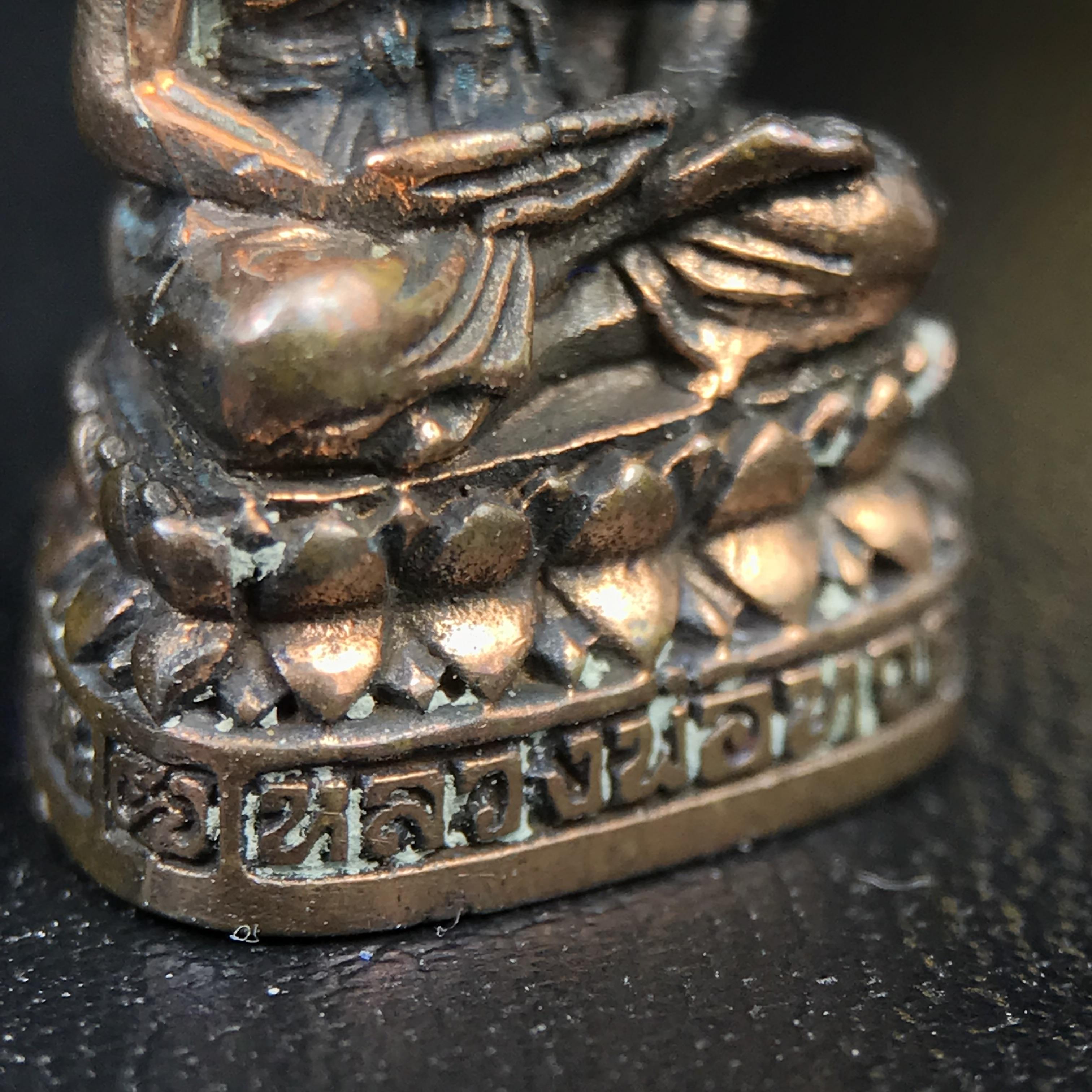 รูปเหมือนหล่อลอยองค์หลวงปู่ทวด รุ่น 111ปี กระทรวงกลาโหม เนื้อนวโลหะรมดำ-ปัดเงา ปี2540 พิธีใหญ่ เข้มขลัง นิยม พร้อมกล่องบรรจุเดิม(คัดสภาพสวยผิวเทพๆผิวรุ้งๆ)ทั้งพิธีทั้งพุทธศิลป์ทรงคุณค่าอีกหนึ่งรุ่นยอดนิยม