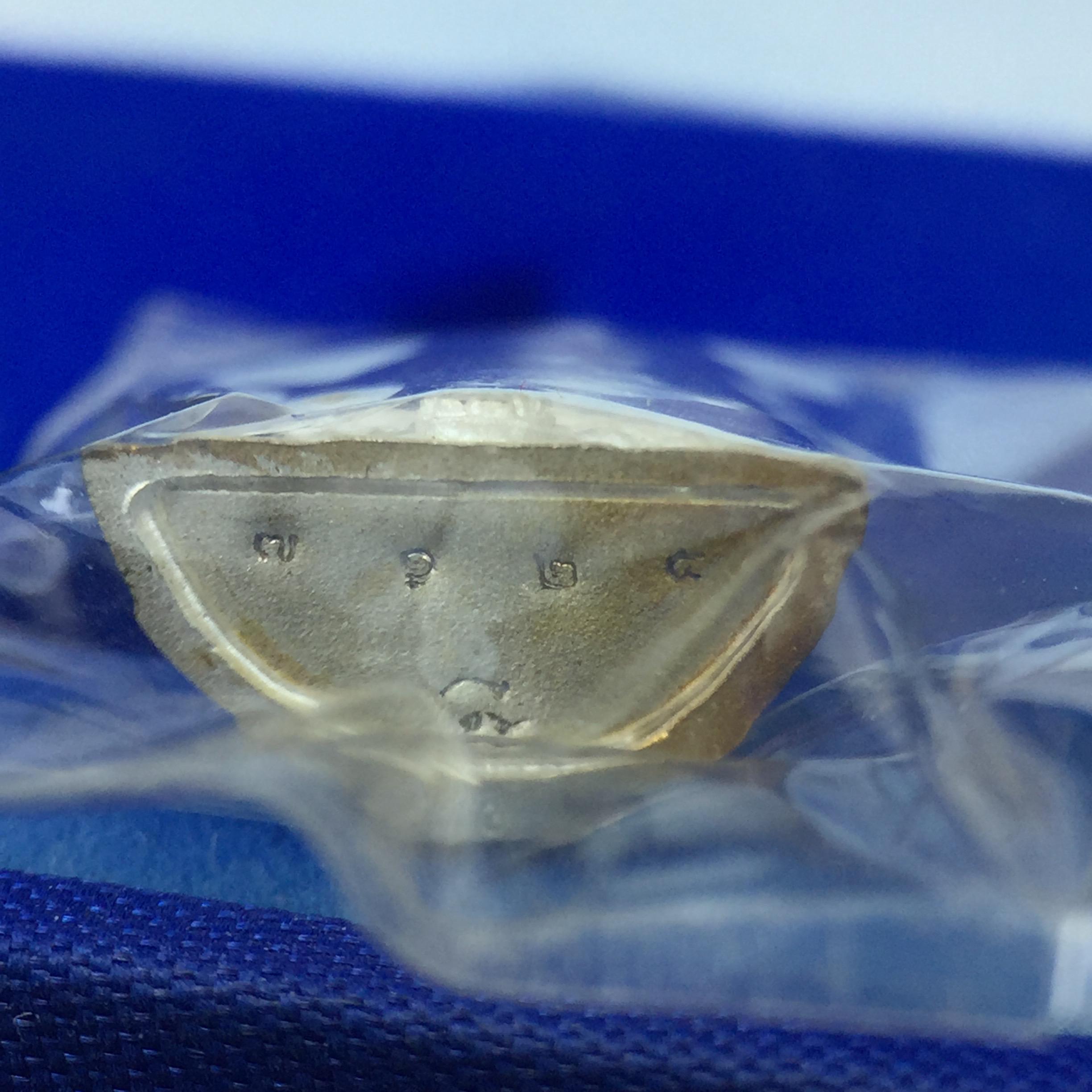 พระชัยวัฒน์พุทธสิหิงค์ ภปร. รุ่นสร้างหอพระธรรมศาสตร์ ปี2542 เนื้อเงิน(ผิวเดิม ซีนซองเดิม กล่องครบสวยสมบูรณ์) มหาพิธี 3วาระอันยิ่งใหญ่(ตอกโค๊ตและหมายเลข)1ใน 10000 องค์