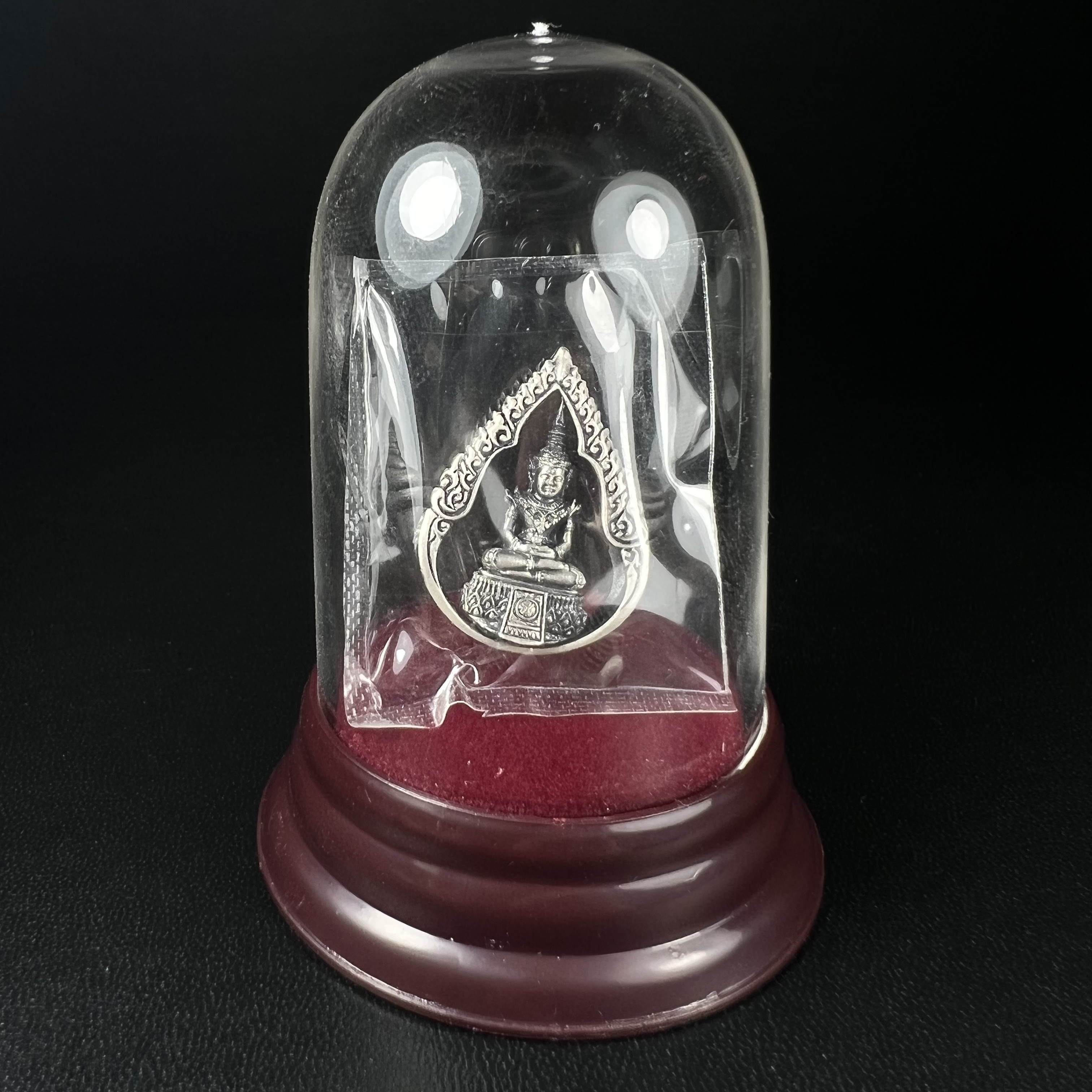 พระแก้วมรกต ภปร.(รุ่นแรก) ปี2545 รุ่นฉลองกรุงรัตนโกสินทร์ครบ 220 ปี พิมพ์ลอยองค์ทรงหยดน้ำ เนื้ออัลปาก้า ชุบเงินลงดำ ขนาด 18*27 มม. พร้อมครอบตั้งโชว์เดิม องค์พระซีนซองเดิม สวยครบสมบูรณ์