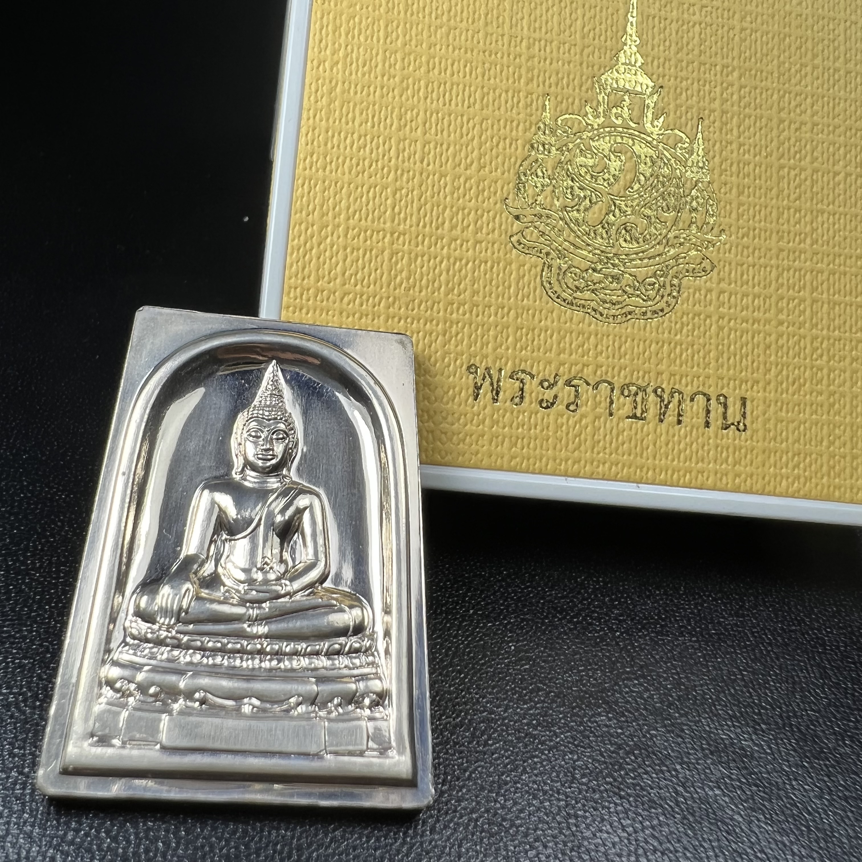 พระพุทธชินสีห์ หลังตรา ปรมาภิไธยย่อ ภปร. ในวโรกาสเฉลิมพระชมพรรษาในหลวงรัชกาลที่9 ครบ 7 รอบ และ ที่ระลึกสมโภชวัดบวรนิเวศวิหารครบ 175 ปี พ.ศ.2554 เหรียญเนื้อเงิน พิมพ์ใหญ่ ขนาดสูง 3.8 ซม. พร้อมกล่องบรรจุเดิมพระราชทาน(1 ใน 1585 เหรียญ)หายาก