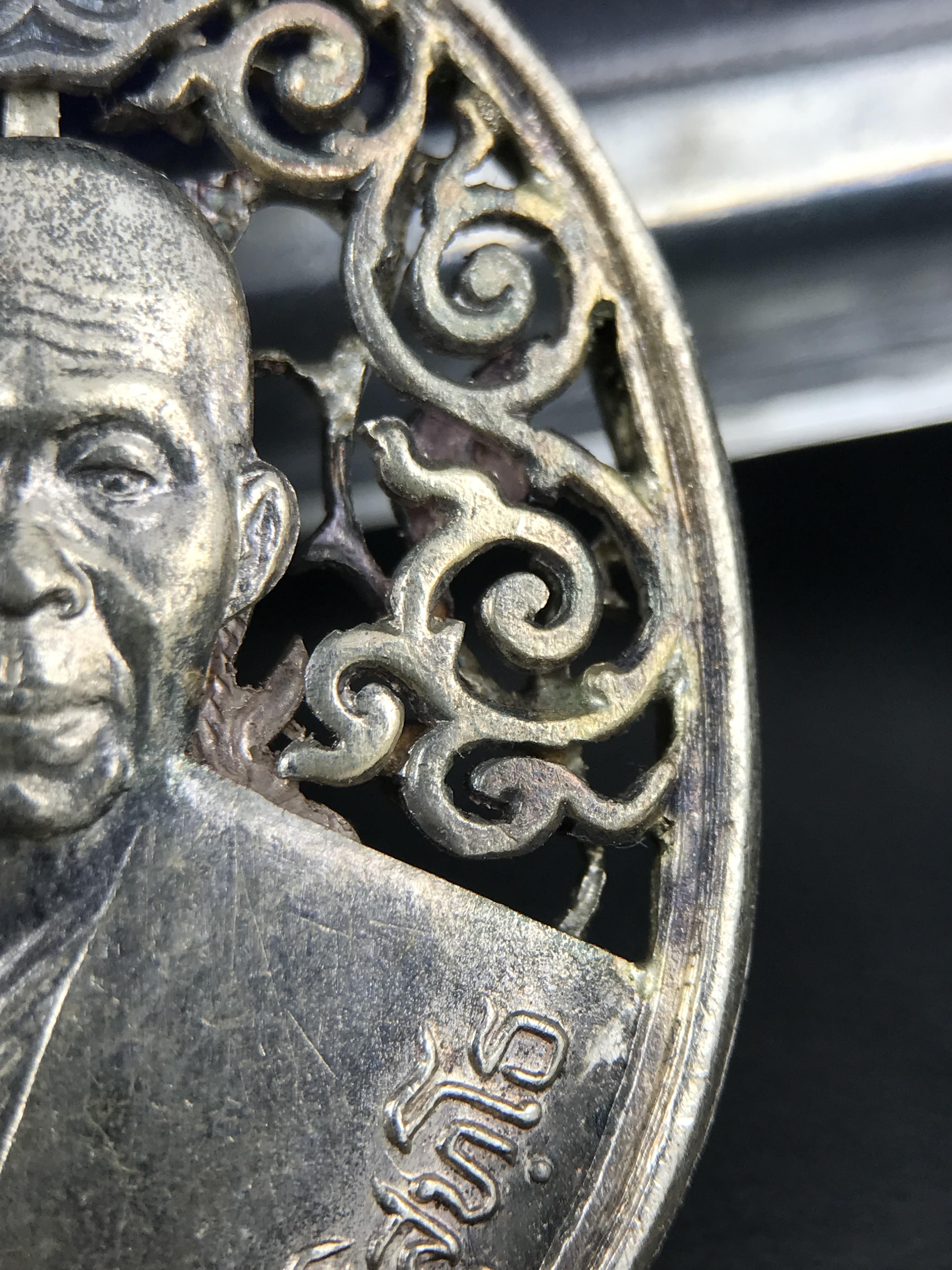 เหรียญหลวงพ่อคูณ ปริสุทโธ วัดบ้านไร่ รุ่น สก. ปี 2536 พิมพ์ลายฉลุ เนื้อเงิน(สวย งดงาม หายาก) งานมหามงคลเฉลิมพระชนมพรรษา 5 รอบ สมเด็จพระบรมราชินีนาถ จัดสร้างโดย กองพลทหารราบที่๒ ทหารเสือราชินี รักษาพระองค์ (พิธีใหญ่ ประวัติชัดเจน อีกหนึ่งรุ่นยอดนิยม)