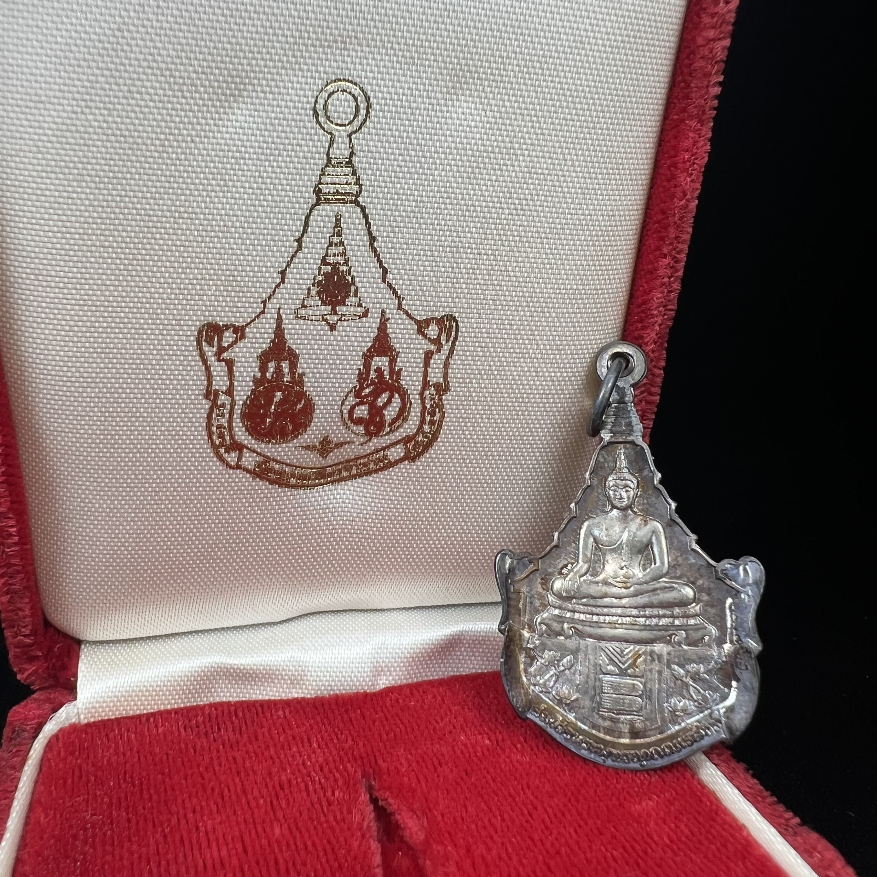 เหรียญพระพุทธญาณนเรศวร์ รุ่นแรก หลังพระปรมาภิไธย ภปร.และ สก.วัดญาณสังวราราม จ.ชลบุรี ปี 2527 เนื้อเงิน(ผิวเดิม ขึ้นรุ้งผิวน้ำทองกระจายทั่วเหรียญสวยมาก)ขนาด 2.3 x 3.8 ซม. พร้อมกล่องเดิม สมเด็จพระญาณสังวร ประธานในพิธีมหาพุทธาภิเษก(เนื้อเงินพบเจอน้อย หายาก)