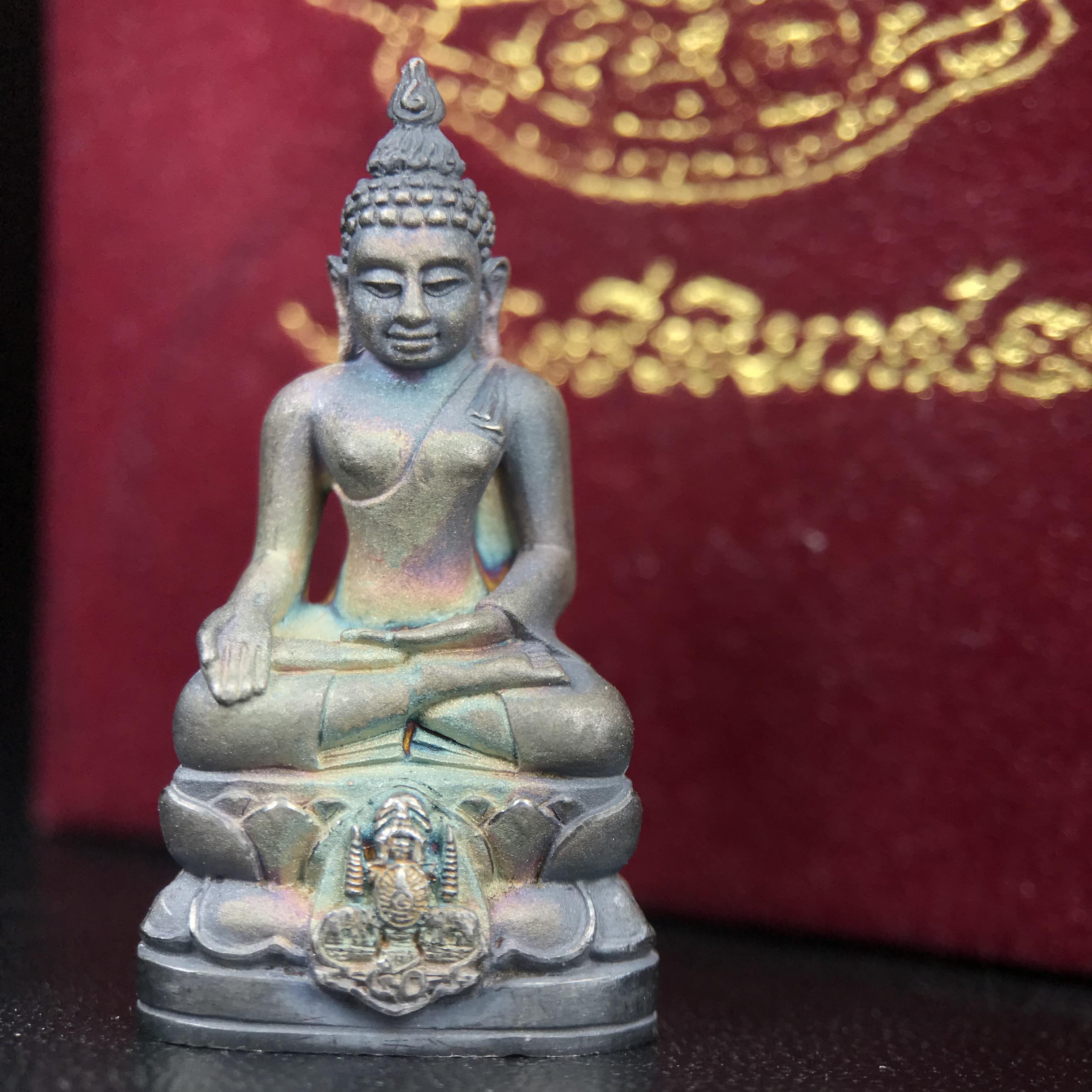 พระกริ่งไพรีพินาศ ตรากาญจนาภิเษก วัดบวรนิเวศวิหาร ที่ระลึกในหลวงรัชกาลที่9 ครองสิริราชสมบัติครบ 50ปี เนื้อเงิน(สภาพผิวเดิมขึ้นสีรุ้งธรรมชาติสวยแบบนิยม)(เสน่ห์พระเนื้อเงินสีสันที่ธรรมชาติสรรค์สร้าง)เข้มขลังทรงอานุภาพยิ่งใหญ่ กำราบศัตรูพ่ายสิ้น พระไพรีพินาศ