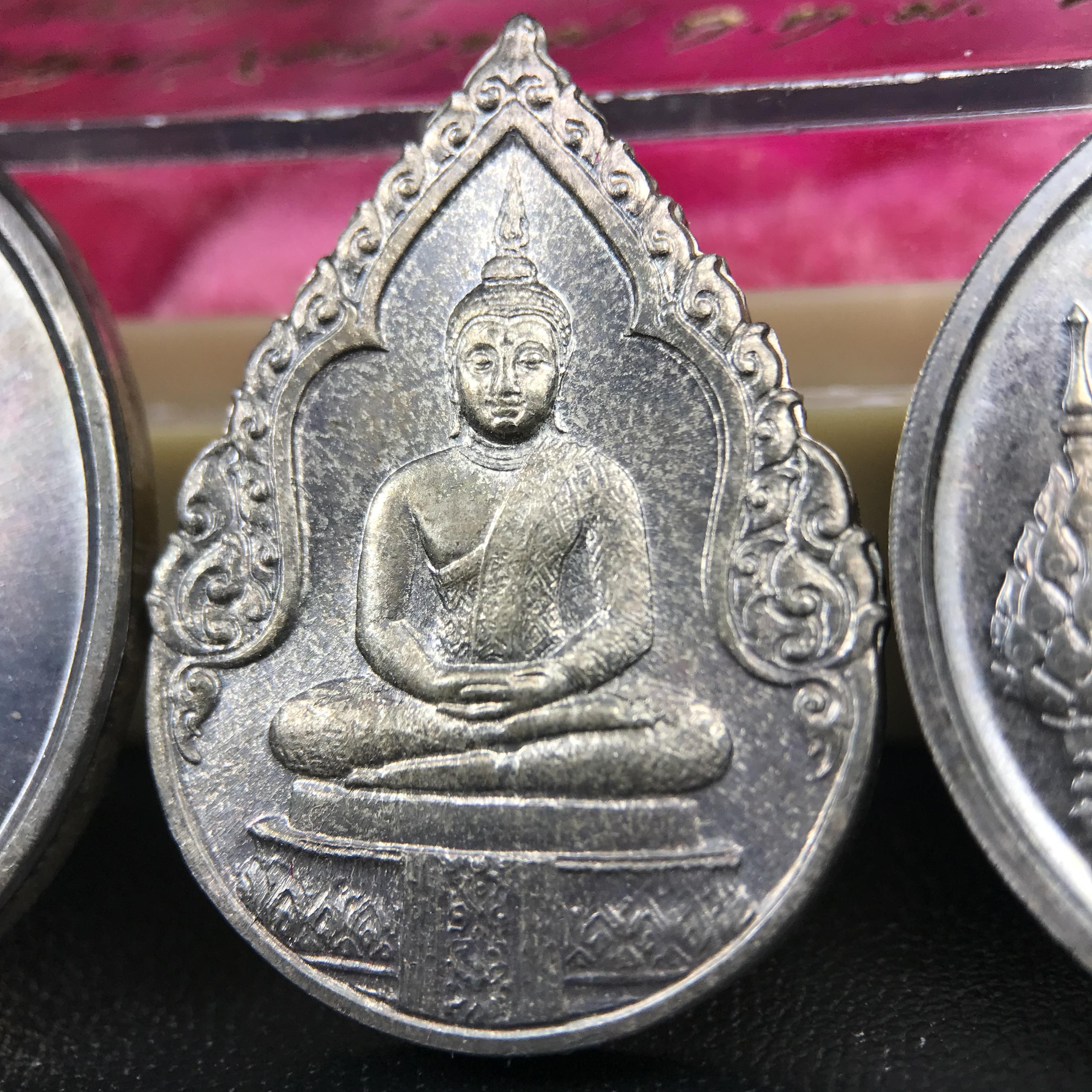 เหรียญพระแก้วมรกตหลัง ภปร. ฉลองกรุงรัตนโกสินทร์ครบ 200 ปี พ.ศ.2525 เนื้อเงิน(ผิวเดิมสวย)กล่องบรรจุเดิมครบ 3พิมพ์ ร้อน ฝน หนาว(บล็อกแรกไม่มีพระราชศรัธานิยม)(ในหลวงรัชกาลที่9 เสด็จในพิธี)พระคู่บ้านคู่เมือง...พระดี...พิธีใหญ่(บล็อกแรกครบชุด ผิวเดิม หายาก)