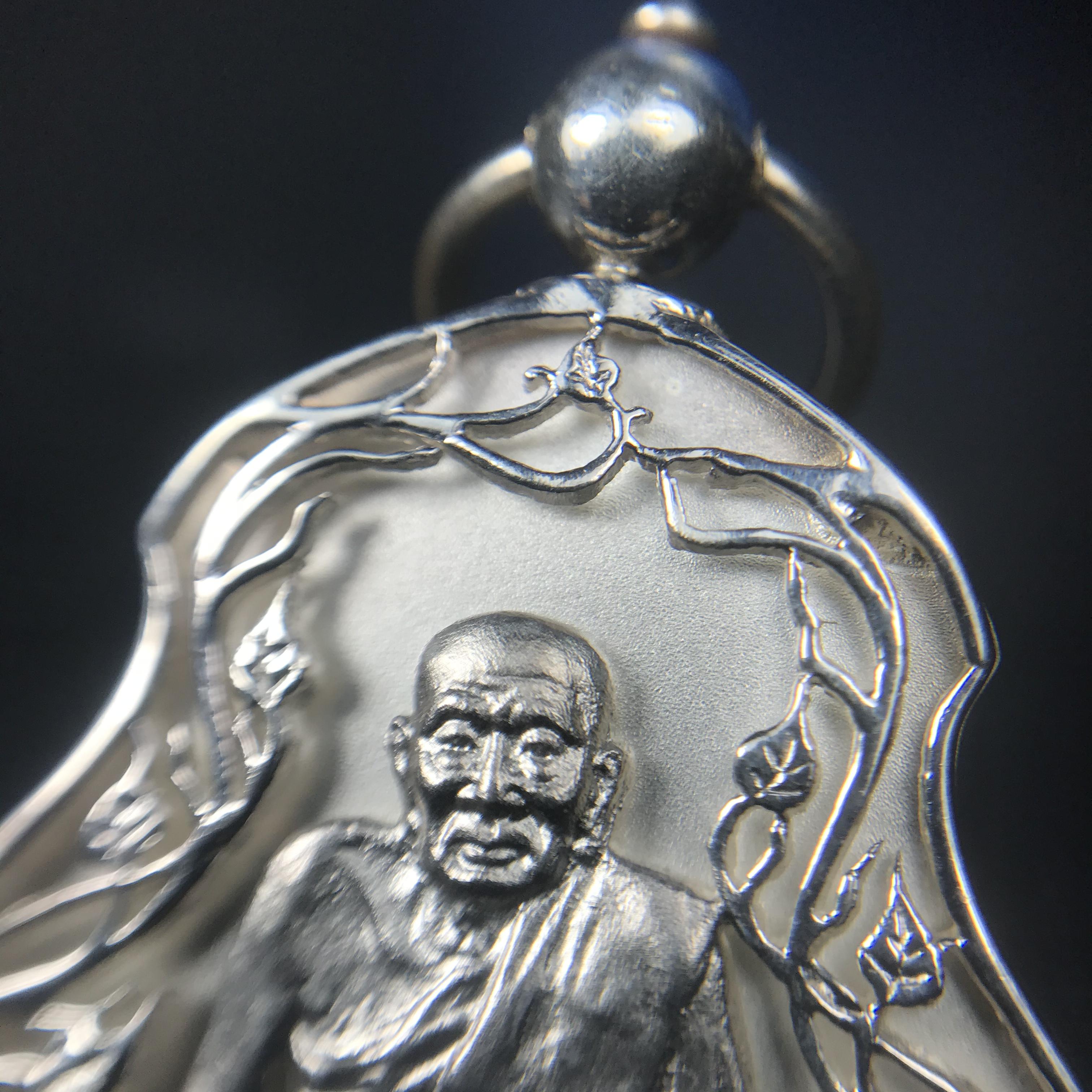 เหรียญหลวงปู่ทวด พระนามาภิไธย สก. แบบงานฉลุโบราณ(HAND MADE) ปี 2544 เนื้อเงิน(1 ใน 2000 เหรียญ)