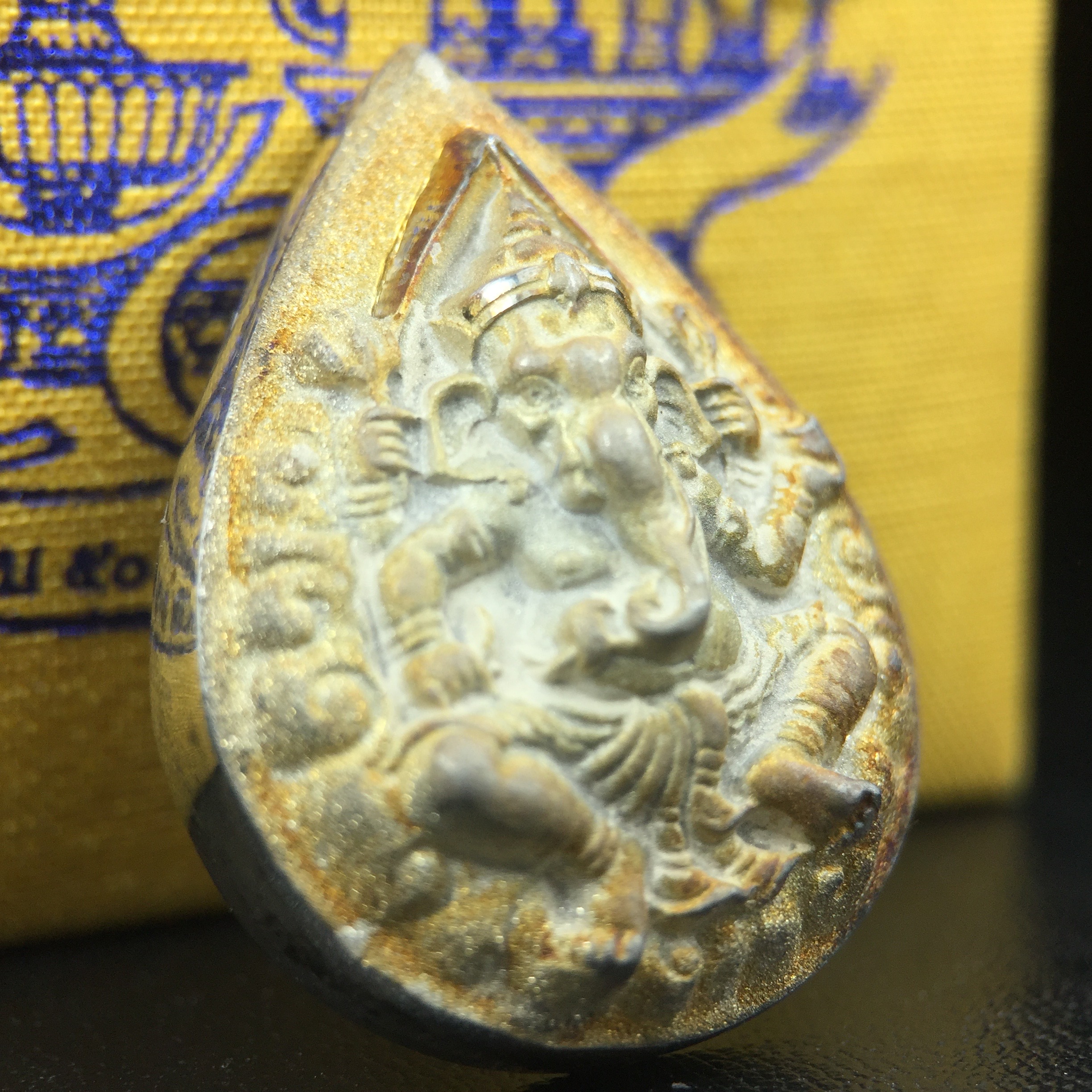 เหรียญพระพิฆเนศวร ญสส. ชุดกาญจนาภิเษกครองราชย์ 50 ปี พุทธศักราช 2538 พิมพ์ใหญ่(2.9 ซม.) เนื้อเงินผิวเดิมขึ้นสีรุ้งงดงามธรรมชาติสร้างสรรค์ สภาพสวยเดิมพร้อมกล่องบรรจุเดิม ตอกโค๊ดหมายเลขกำกับ(1ใน 5539องค์)