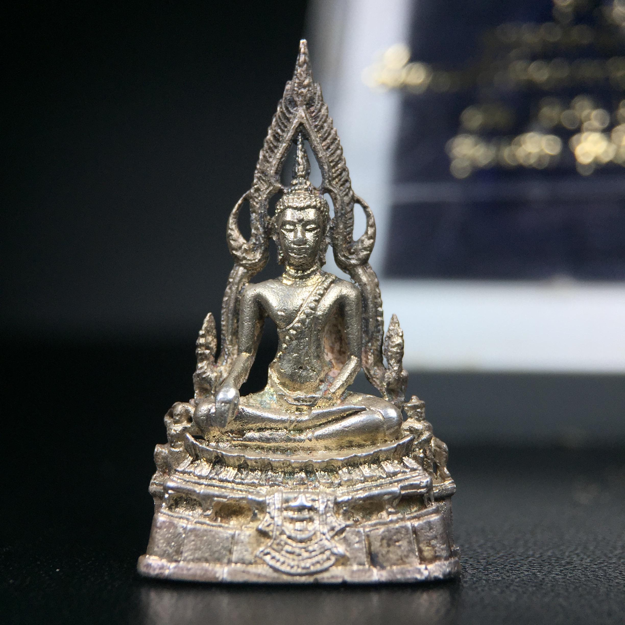 พระกริ่งพุทธชินราช รุ่นพระมาลาเบี่ยง ปี พ.ศ.2520 (รุ่นแรก รุ่นเดียว) วัดพระศรีรัตนมหาธาตุ พิษณุโลก ปี 2520 พิมพ์ใหญ่เนื้อเงิน(ผิวเดิมสวยติดรุ้งนิดๆผิวขึ้นน้ำทองสวยมีเสน่ห์ตามกาลเวลา)พิธีใหญ่ เกจิในยุคร่วมเสกมากมาย(องค์หมายเลขสวย เลขเบิ้น เลขคู่ ๕๕๓๓)