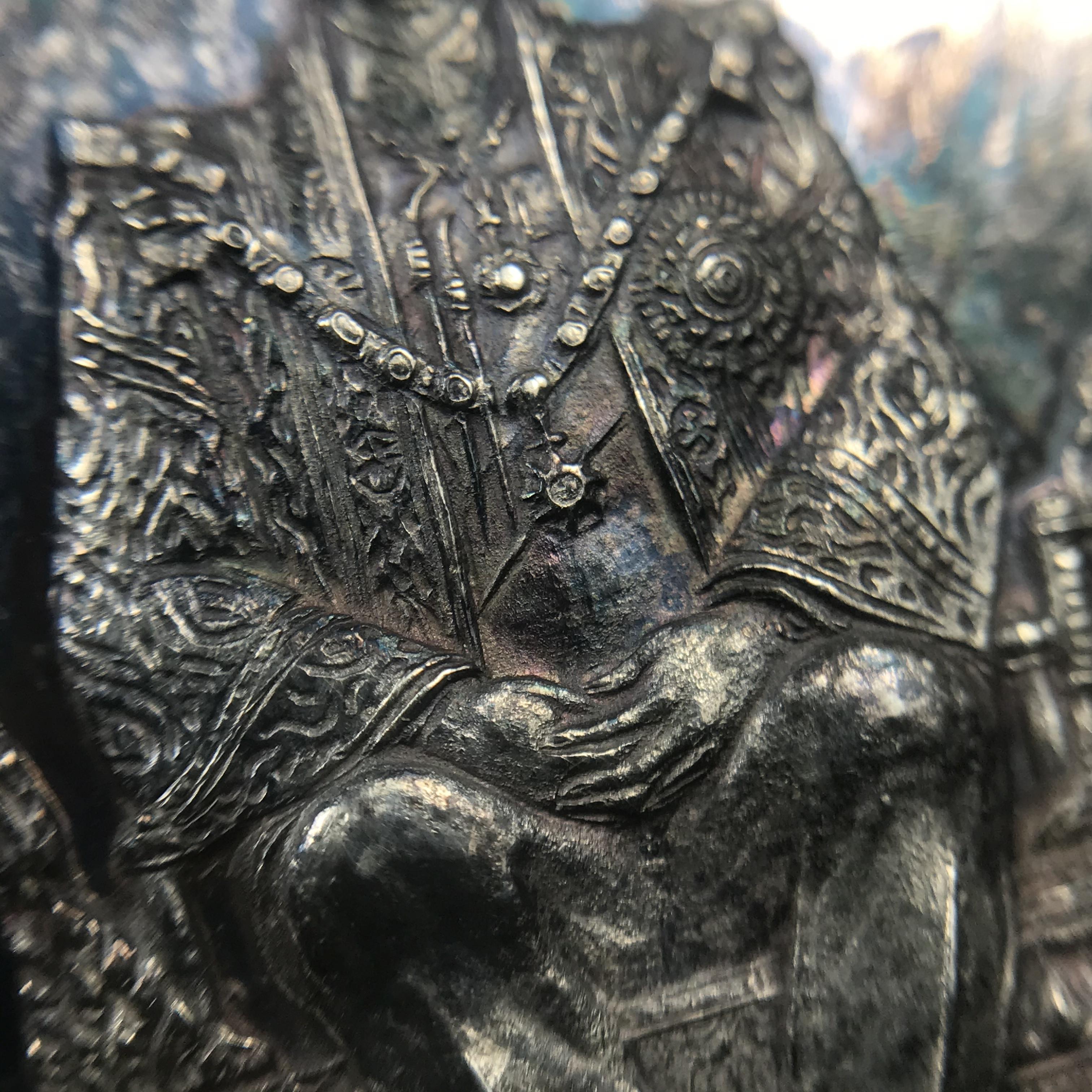 เหรียญพระบาทสมเด็จพระเจ้าอยู่หัว รัชกาลที่9ประทับนั่งบัลลังก์ กระทรวงมหาดไทยจัดสร้าง ปี2539 เนื้อเงินกล่องบรรจุเดิมสภาพสวย เนื้อเงินผิวเดิมขึ้นสีรุ้งธรรมชาติ แบบนิยม หายาก