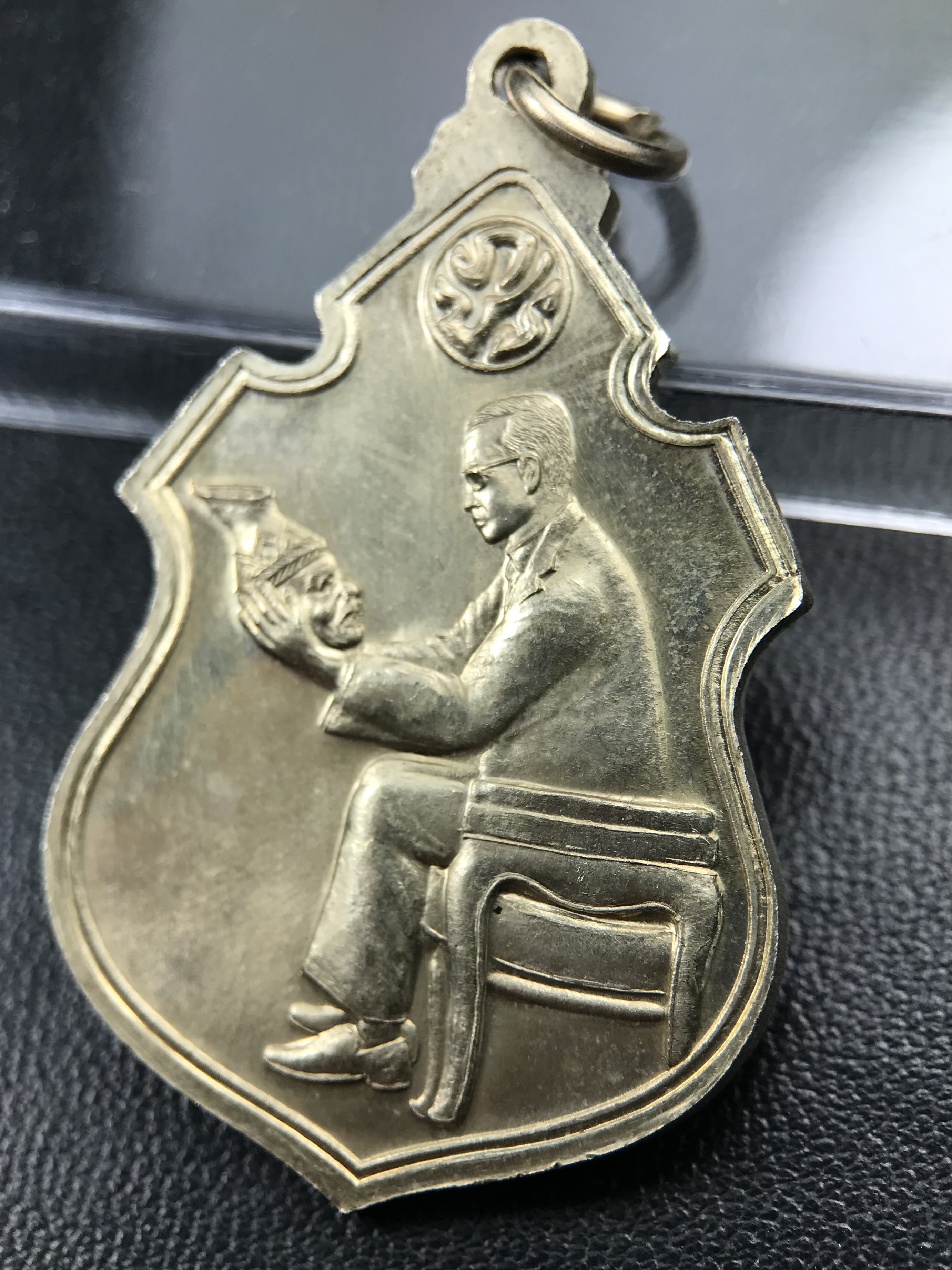 เหรียญครอบครูช่างหลวง(ในหลวงทรงดนตรี) เนื้ออัลปาก้า ปี 2550(หายาก)สุดยอดแห่งความหายากมีหมุนเวียนให้เห็นน้อยมากเป็นอีกหนึ่งรุ่นยอดนิยมของเสด็จพ่อร.9เหรียญนี้สวยมากผิวน้ำทองทั่วทั้งเหรียญ