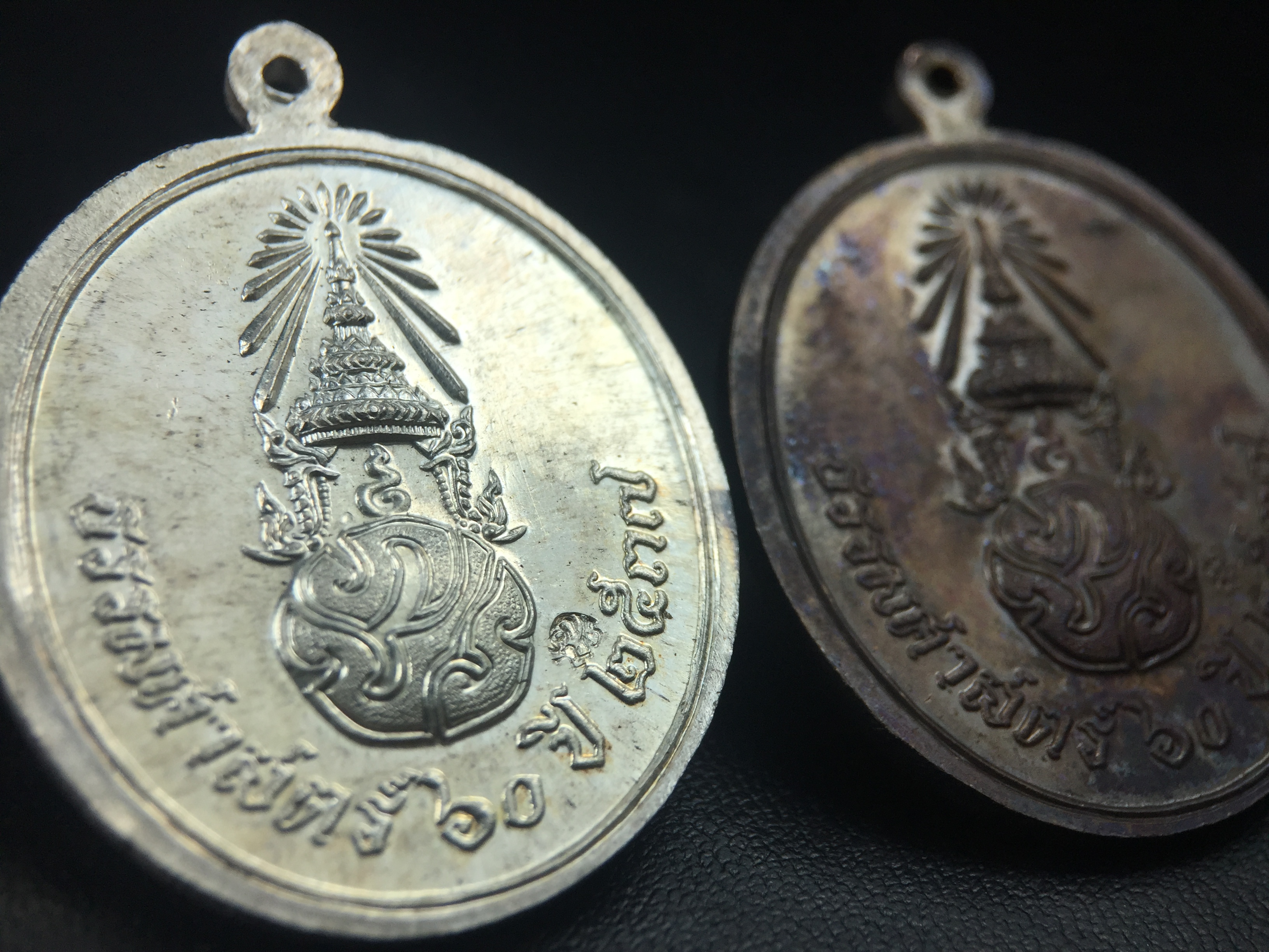 เหรียญพระพุทธสิหิงค์ ภปร. รุ่นมหาลัยธรรมศาสตร์ 60ปี พ.ศ.2537 พิมพ์ใหญ่(เนื้อเงิน+เนื้อทองแดง)ผิวเดิมๆสวยมาก(ในหลวงรัชกาลที่9เสด็จในพิธี)(พิธีใหญ่ เกจิที่มีชื่อเสียงมาร่วมปลุกเสกจำนวนมาก ชนวนมาลสารเก่าเข้มขลัง )ของดีธรรมศาสตร์ที่ศิษย์เก่าไม่ควรพลาด