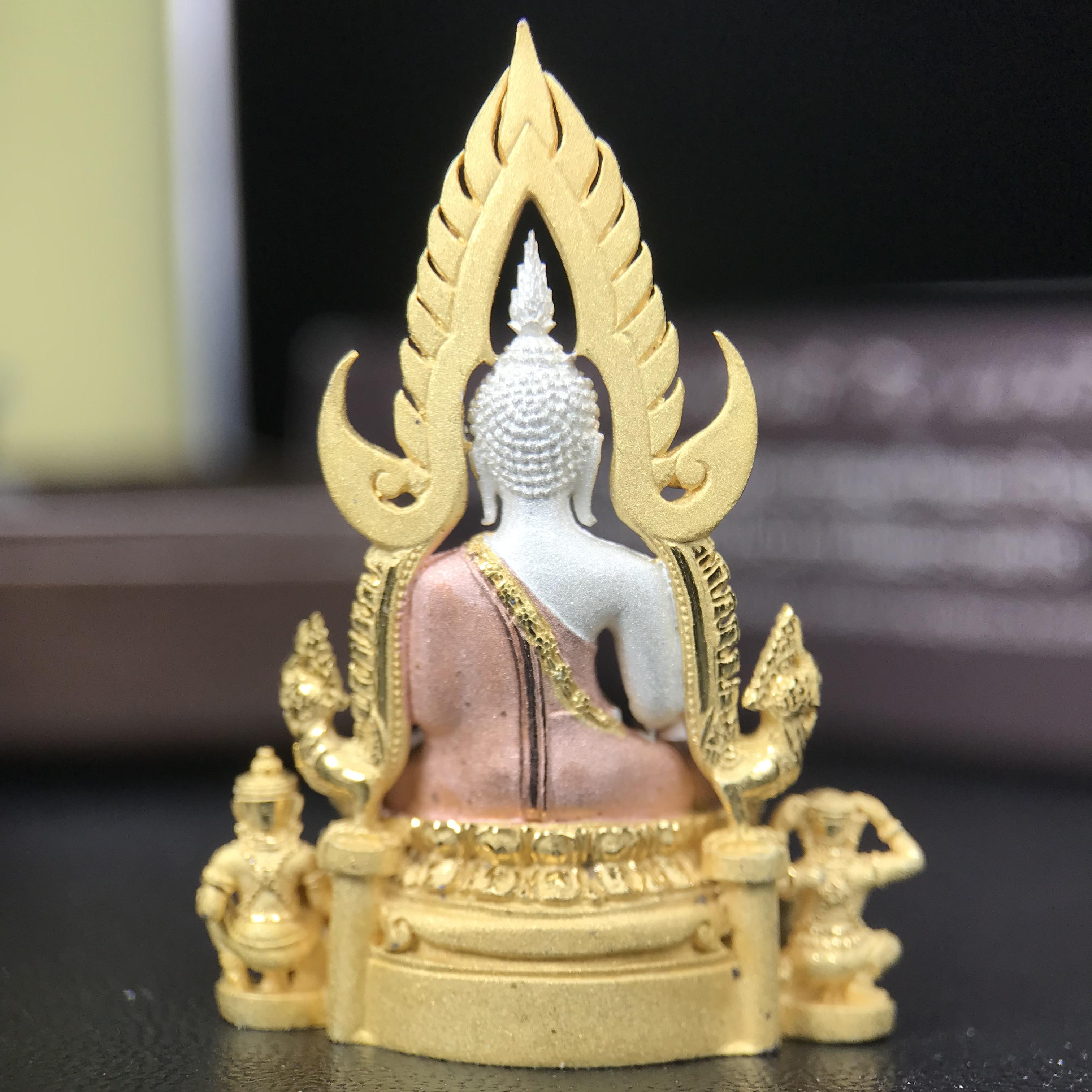 พระพุทธชินราช ภปร. โครงการ "เพราะแผ่นดินนี้ คือ แผ่นดินเกิด" ปี 2548(รุ่นแรก) ลอยองค์เนื้อเงินสามกษัตริย์ หน้าตัก 1/2 นิ้ว (ขนาด 3.5 x 2.5 ซม.) พุทธศิลป์งดงามทรงคุณค่า รุ่นยอดนิยม(องค์หมายเลข 9141)เลขสวยเลขเก้าหน้า...เจริญก้าวหน้าในทุกๆด้าน