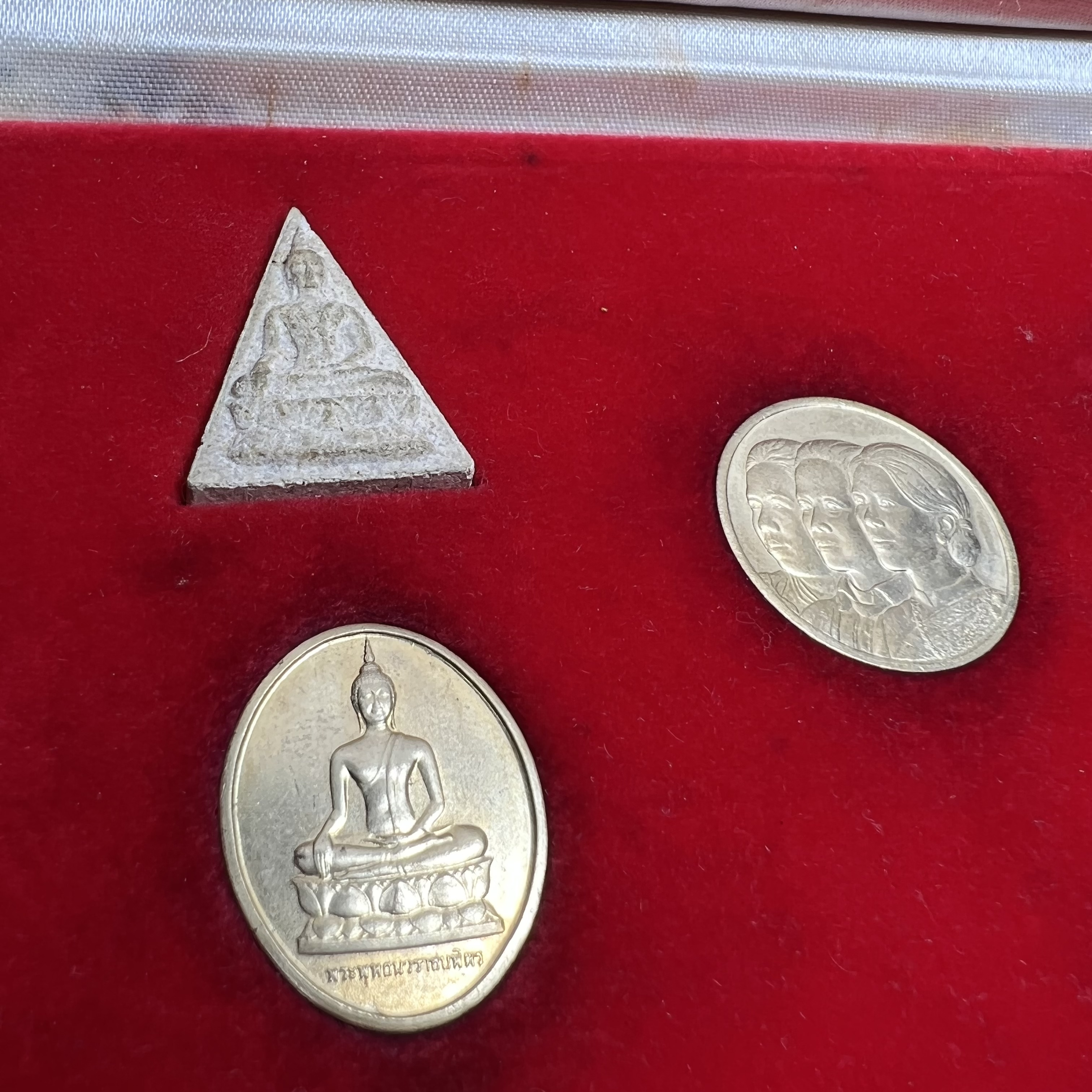 ชุดที่ระลึกครบ 72 ปี โรงพยาบาลจุฬาลงกรณ์ สภากาชาดไทย 30 พฤษภาคม พ.ศ.2529(ในหลวงรัชกาลที่9เสด็จในพิธี)พระดี พิธีใหญ่ ประกอบพิธีพุทธาภิเษกพร้อมกับพิธีพระกริ่งปวเรศ ปี2530 วัดบวรนิเวศและวัดพระแก้ว