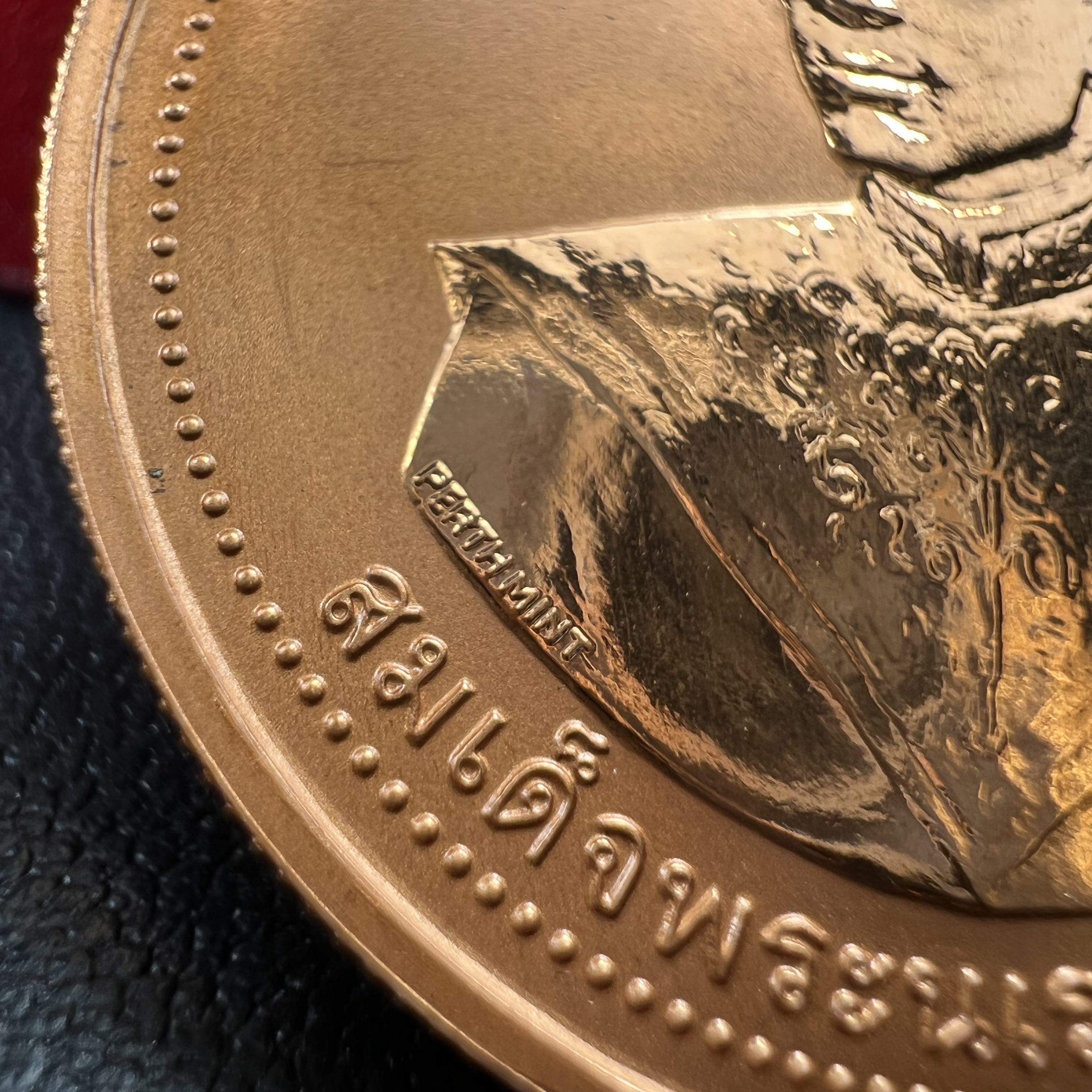 เหรียญสมเด็จพระนเรศวรมหาราช-พระพุทธชินราช รุ่นกองทุนสร้างอาคารเรียนวิทยาลัยสงฆ์ วัดพระศรีรัตนมหาธาตุ ปี 2536 เนื้อทองแดงขัดเงา บล็อกนอก เพิร์ธ ประเทศออสเตรเลีย(PERTH MINT)กล่องบรรจุเดิมใบรับรองพร้อมสวยงาม