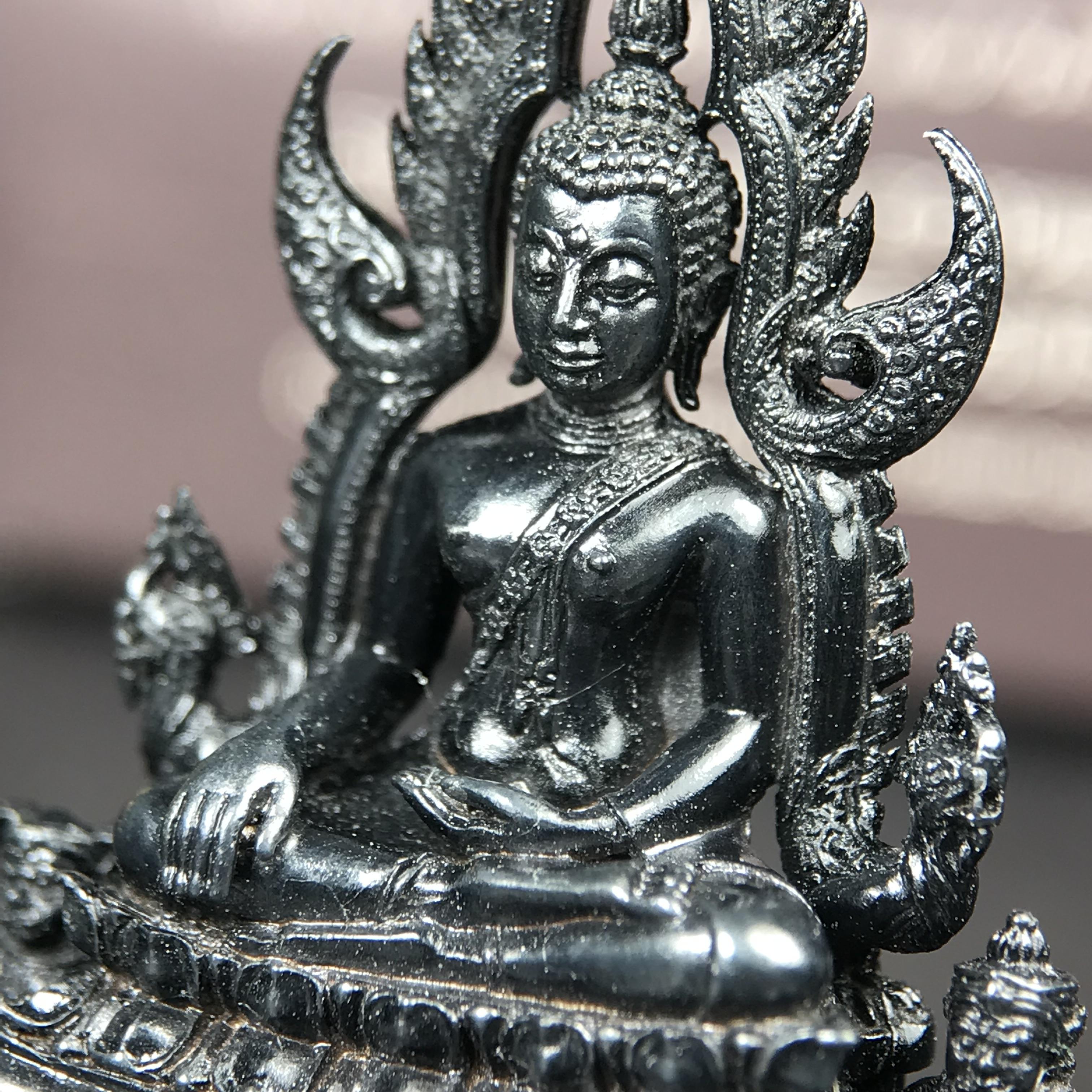 พระพุทธชินราช ภปร. โครงการ "เพราะแผ่นดินนี้ คือ แผ่นดินเกิด" ปี2548(รุ่นแรก) ลอยองค์ หน้าตัก 1/2 นิ้ว(ขนาด 3.5 x 2.5 ซม.) เนื้อเงินรมดำ(พุทธศิลป์จำลองเมื่อครั้งลอกทอง ครั้งที่3 เมื่อปี2547 ร้อยปีจะมีสักครั้ง "พระพุทธชินราชองค์ดำ")