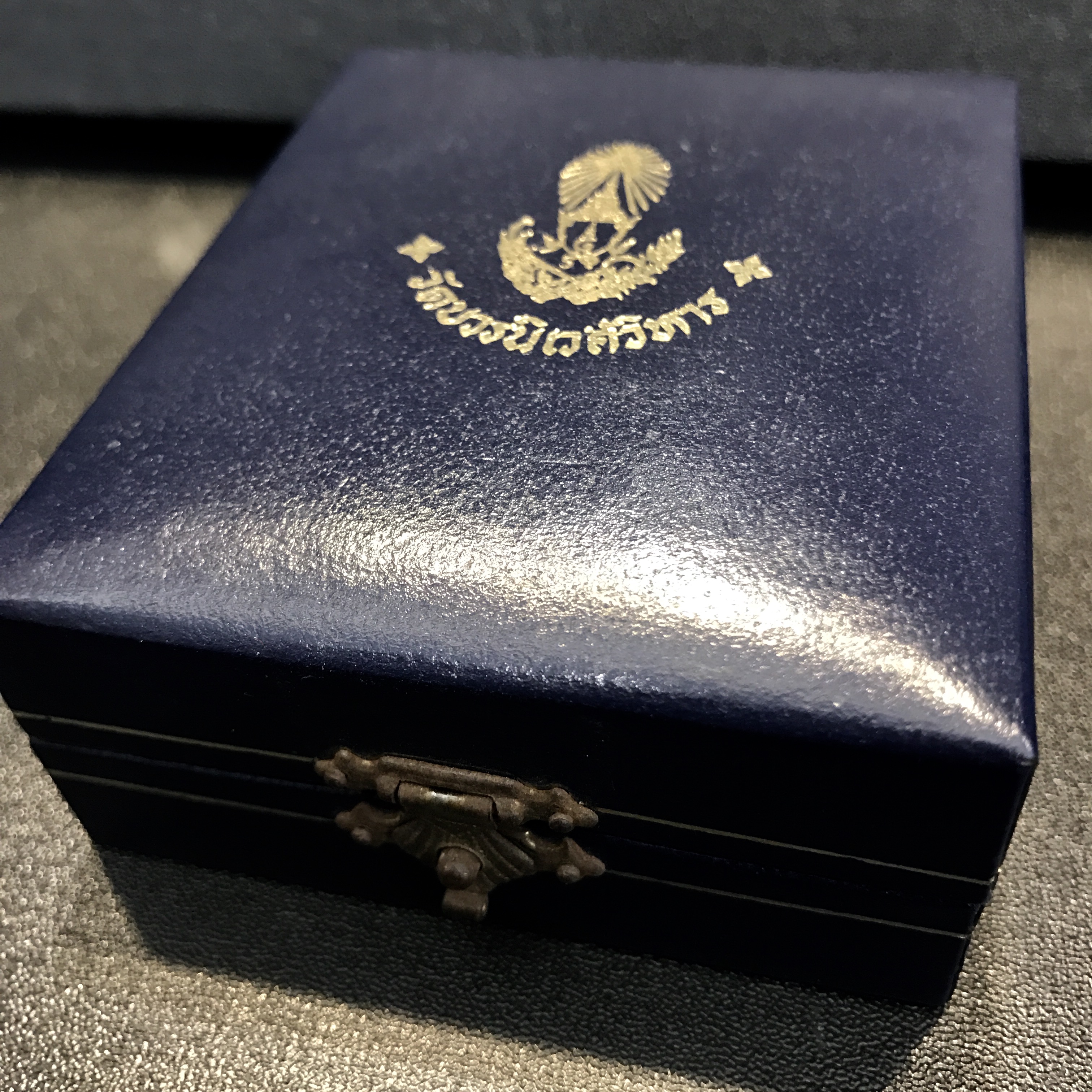 พระกริ่ง-พระชัยวัฒน์ไพรีพินาศ วัดบวรนิเวศวิหาร รุ่นผ้าป่าสิงห์บุรี ปี2528(กล่องหนังนิยม)