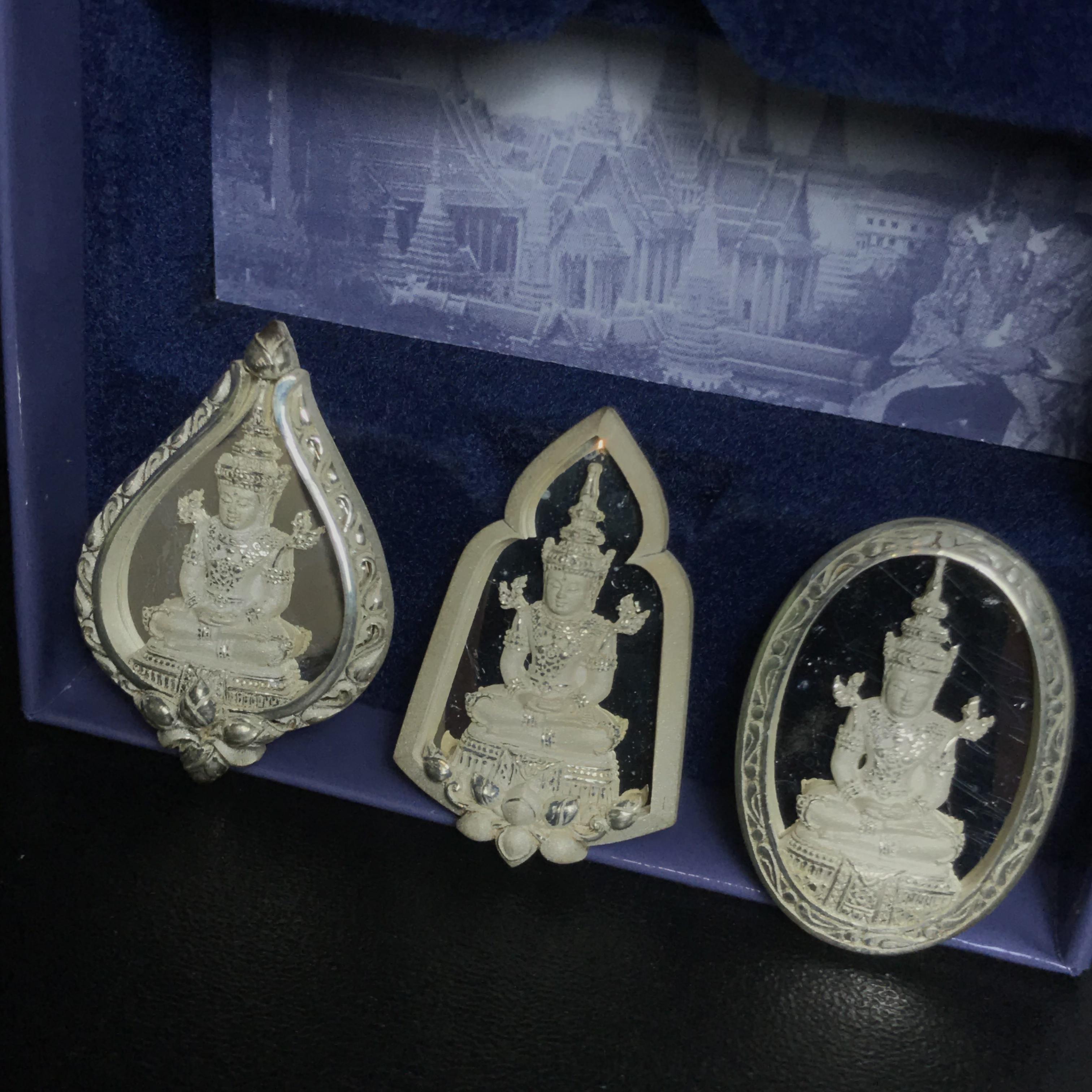 พระแก้วมรกต ภปร. ปี2547 จัดสร้างโดย รพ.ภูมิพลฯ เนื้อเงิน เหรียญทรงดอกบัว+เหรียญทรงซุ้ม+เหรียญทรงกลมรี(ครบ3พิมพ์ชุดเหรียญเนื้อเงิน)(1ใน3000องค์)