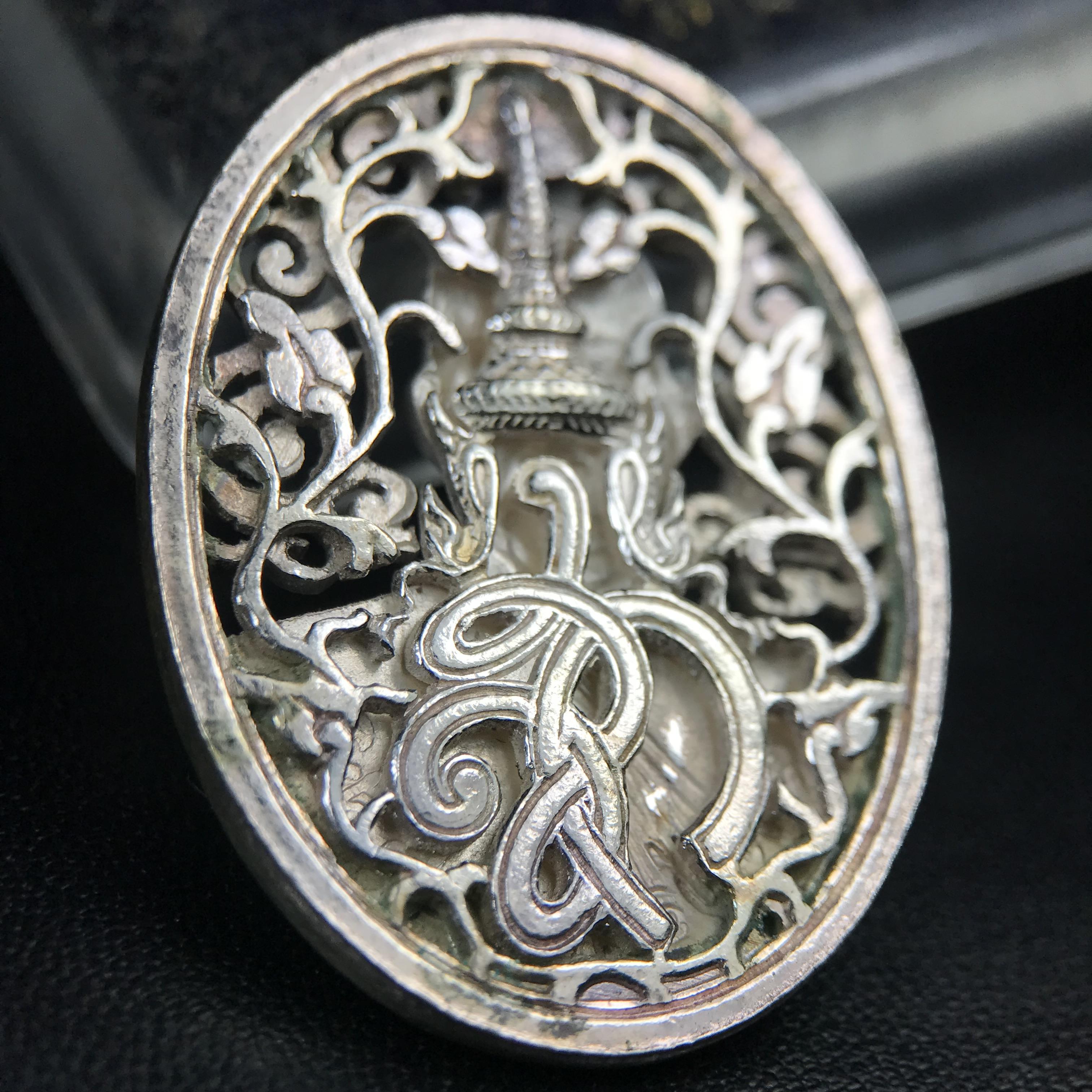 เหรียญหลวงพ่อคูณ ปริสุทโธ วัดบ้านไร่ รุ่น สก. ปี 2536 พิมพ์ลายฉลุ เนื้อเงิน(สวย งดงาม หายาก) งานมหามงคลเฉลิมพระชนมพรรษา 5 รอบ สมเด็จพระบรมราชินีนาถ จัดสร้างโดย กองพลทหารราบที่๒ ทหารเสือราชินี รักษาพระองค์ (พิธีใหญ่ ประวัติชัดเจน อีกหนึ่งรุ่นยอดนิยม)