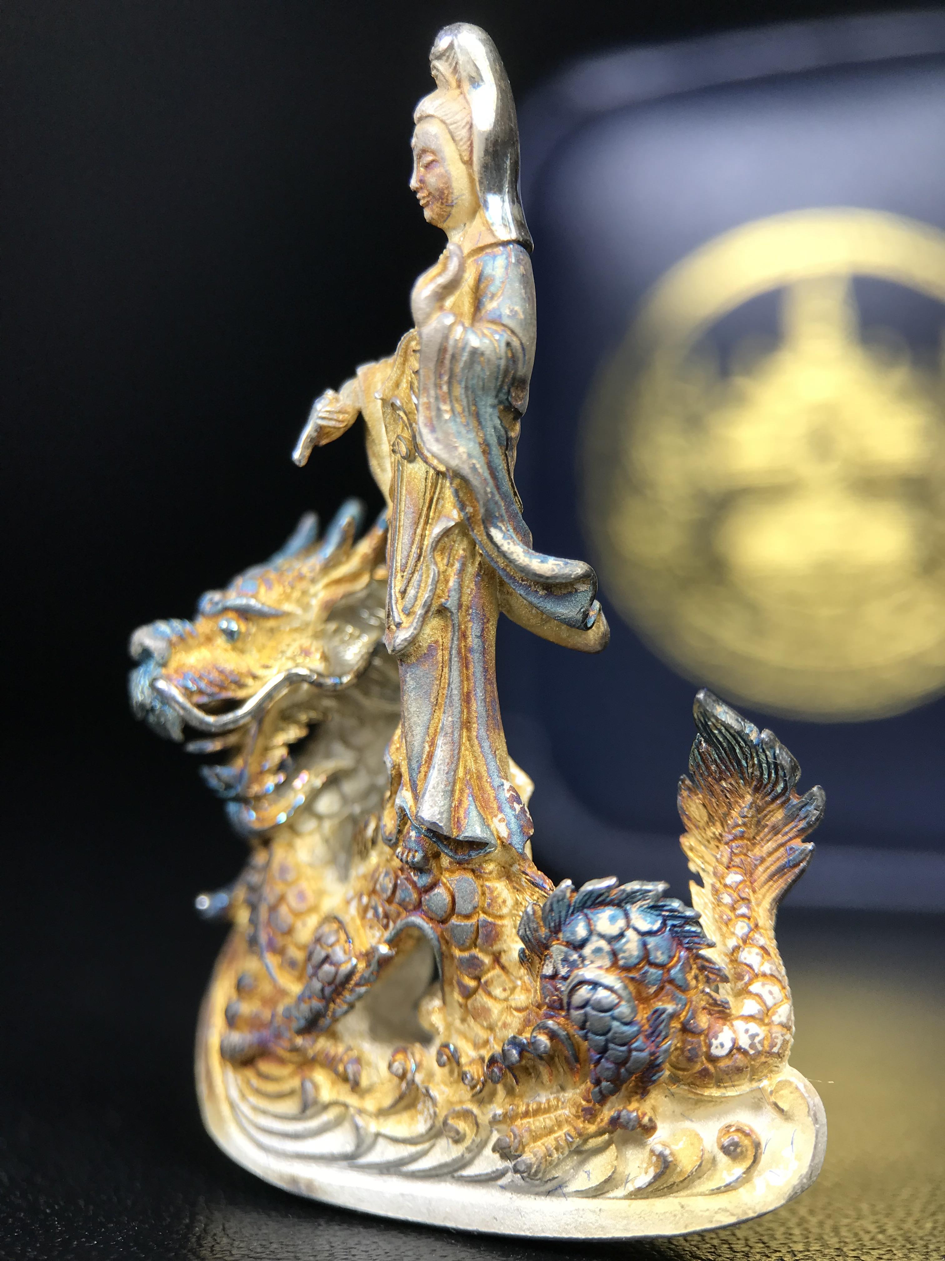 รูปหล่อลอยองค์พระโพธิสัตว์กวนอิม ทรงประทับมังกร จ.ระนอง ปี 2539 เนื้อเงิน พิมพ์ใหญ่(ผิวรุ้งไฟ)(สภาพผิวเดิมขึ้นสีรุ้งธรรมชาติสวยแบบนิยม)(เสน่ห์พระเนื้อเงินสีสันที่ธรรมชาติสรรค์สร้าง)เฉลิมฉลองในวโรกาสที่พระบาทสมเด็จพระเจ้าอยู่หัวทรงครองสิริราชสมบัติครบ50ปี