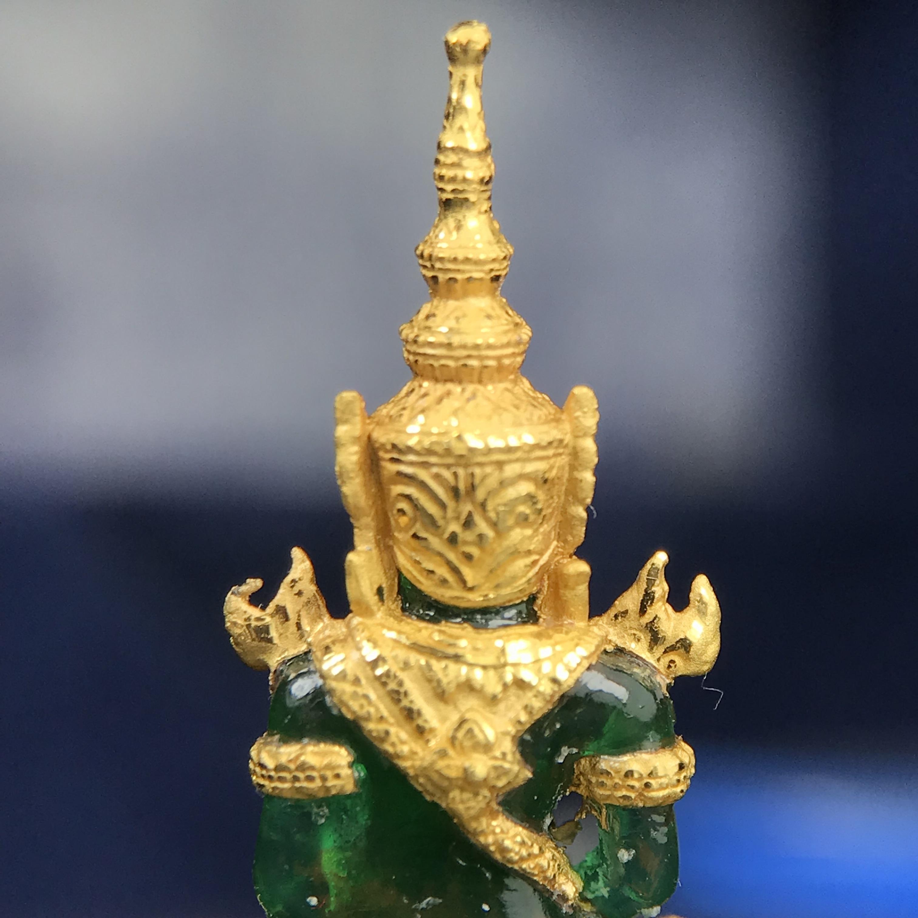 พระแก้วมรกต ภปร. จัดสร้างโดย รพ.ภูมิพลฯ ปี2547 ลอยองค์ขนาดหน้าตัก 1/2 นิ้ว เนื้อเรซิ่นหุ้มทองคำ99.99 งดงามทรงคุณค่าอีกหนึ่งรุ่นยอดนิยม หายาก