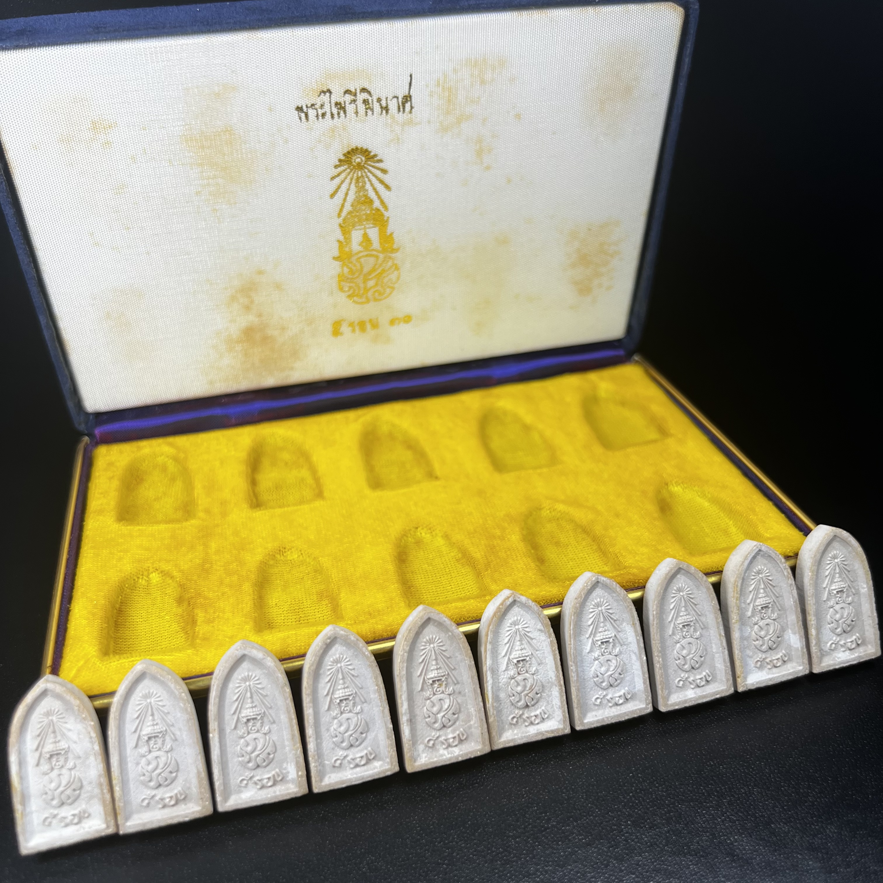 พระไพรีพินาศ ภปร. ครบ 5 รอบ ในหลวงรัชกาลที่ 9 ปี 2530(เนื้อผงพิมพ์ใหญ่) ชุดกรรมการ บรรจุจำนวน 10 องค์ ในกล่อง ตราสัญลักษณ์ ภปร.(ในหลวงรัชกาลที่9เสด็จในพิธีเจิมพระสุหร่าย)พระดี พิธีใหญ่ ประกอบพิธีพุทธาภิเษกพร้อมกับพิธีพระกริ่งปวเรศ ปี2530 วัดบวรนิเวศวิหาร