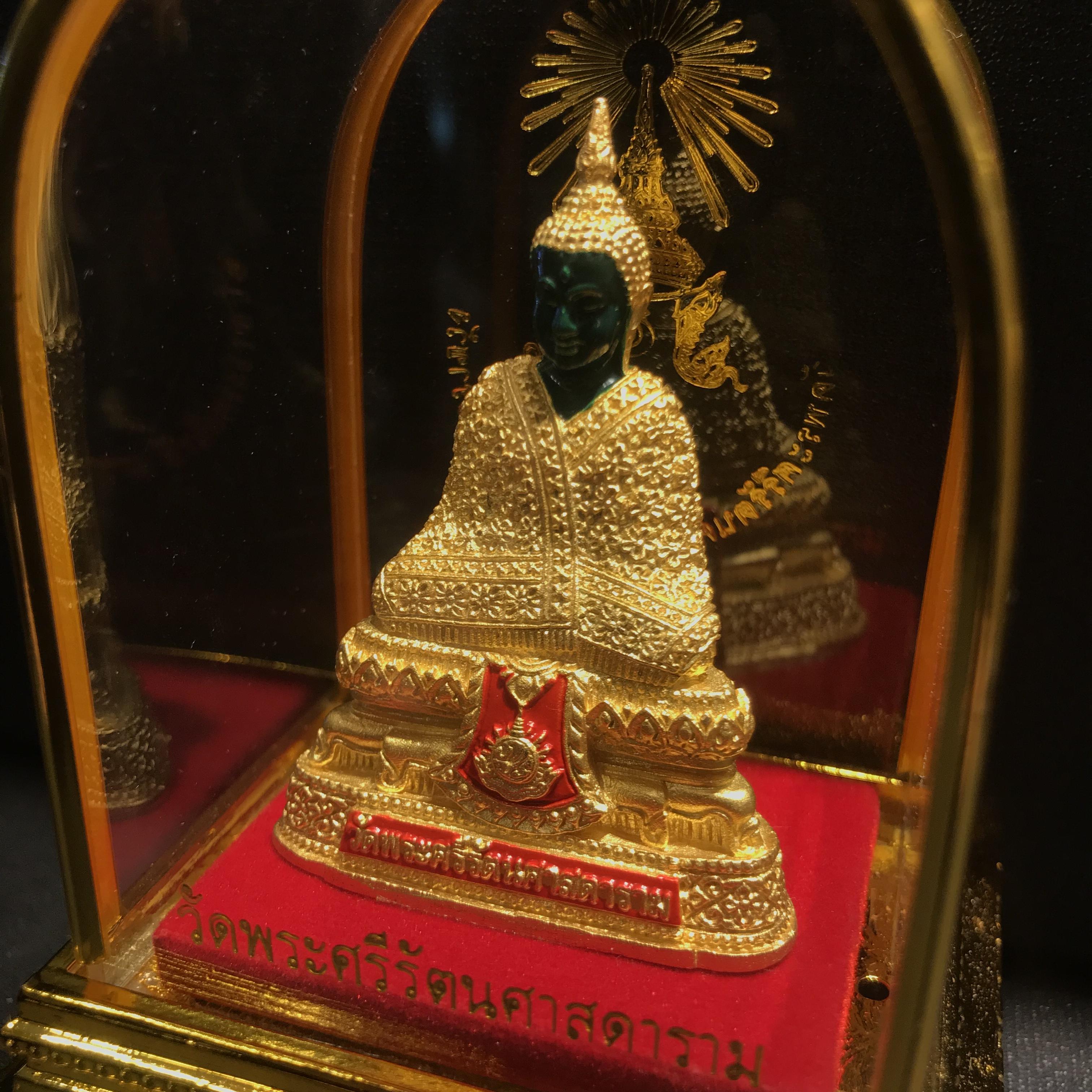 พระพุทธมหามณีรัตนปฏิมากร(พระแก้วมรกต) วัดพระศรีรัตนศาสดาราม สำนักพระราชวัง จัดสร้าง ฤดูหนาว หน้าตัก 2 นิ้วพร้อมครอบตู้เดิม(บรรจุมวลสารใต้ฐาน)